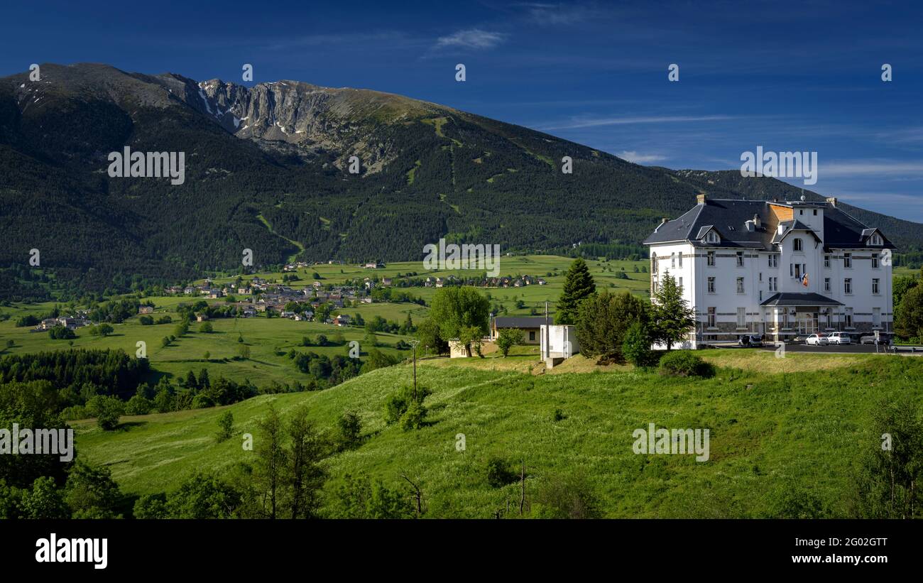 Picco di Cambredase visto dal villaggio di Mont-Louis in primavera (Pirenei Orientali, Occitanie, Francia) ESP: Cambredase visto desde Montlluís en primavera Foto Stock
