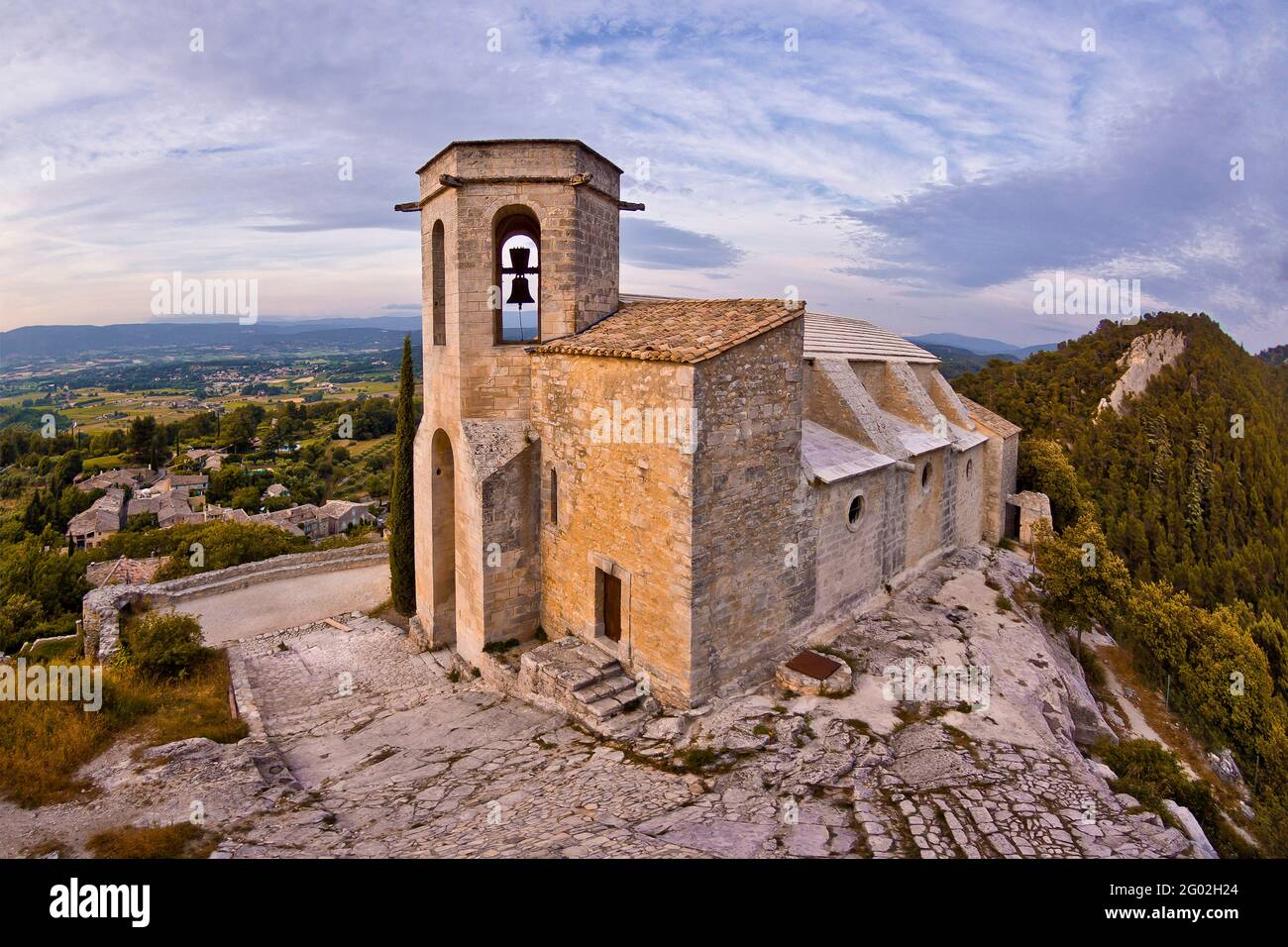 FRANCIA - VAUCLUSE - 84 - OPPEDE LE VIEUX : LA CHIESA COLLEGIALE, CHE SI AFFACCIA SUL VILLAGGIO. QUESTA SPLENDIDA CITTÀ MEDIEVALE È COSTRUITA SULLA CIMA DI UN OUTC ROCCIOSO Foto Stock