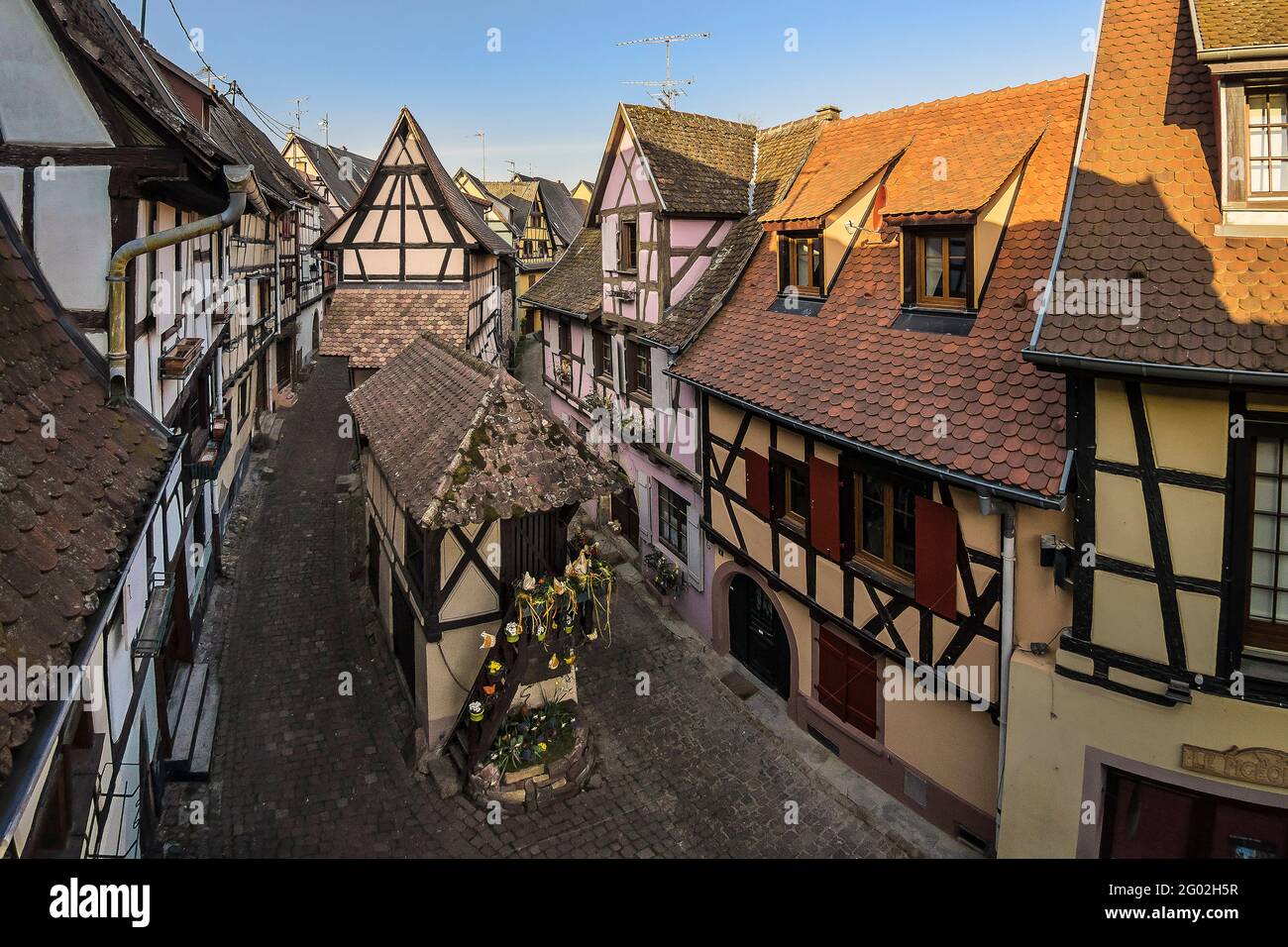 FRANCIA - 68 - ALTO RENO - EGUISHEIM : LA STRADA DI REMPART SUD. GIUSTAMENTE CONSIDERATO UNO DEI VILLAGGI PIÙ BELLI DELLA STRADA DEL VINO D'ALSAZIA, LA VILLA Foto Stock