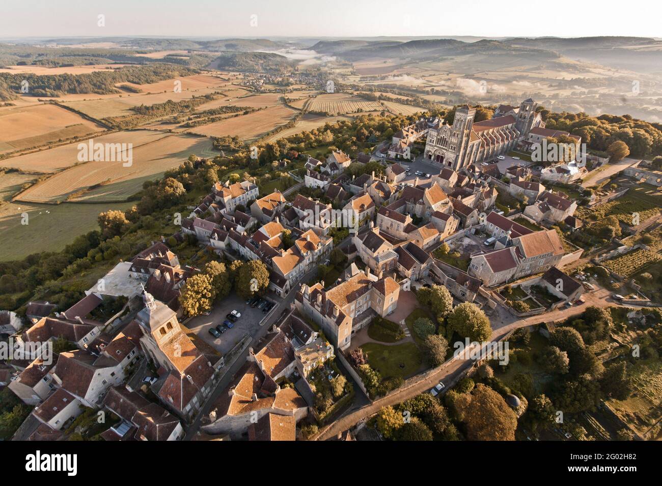 FRANCIA - YONNE - 89 - VEZELAY : VEDUTA DELLA COLLINA ETERNA E DEL VILLAGGIO DAL SUD. IN PRIMO PIANO A SINISTRA, LA PARROCCHIA DI S. ETIENNE E. Foto Stock