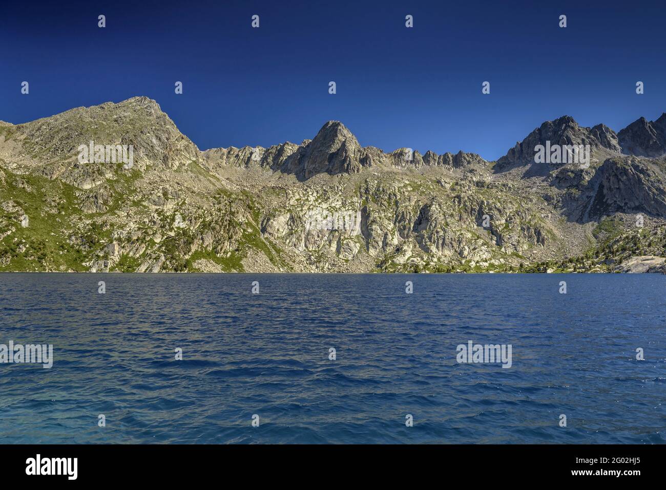 Lago Estany Negre nella Valle di Peguera (Parco Nazionale Sant Maurici, Catalogna, Spagna, Pirenei) ESP: Estany Negre en el Valle de Peguera (España) Foto Stock