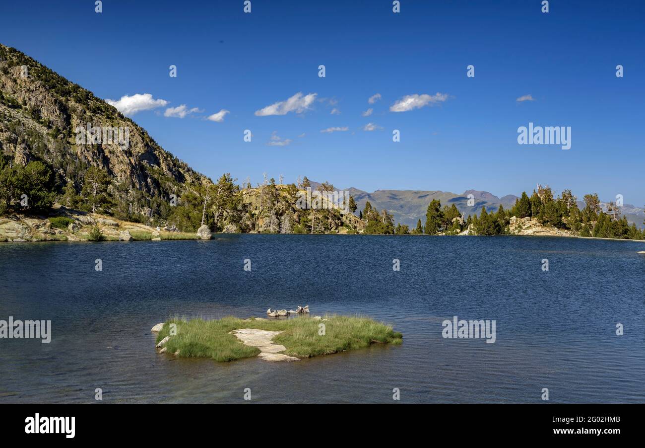 Lago Estany Tort de Peguera visto dal rifugio Josep Maria Blanc nella valle di Peguera (Parco Nazionale Aigüestortes i Estany de Sant Maurici, Spagna) Foto Stock