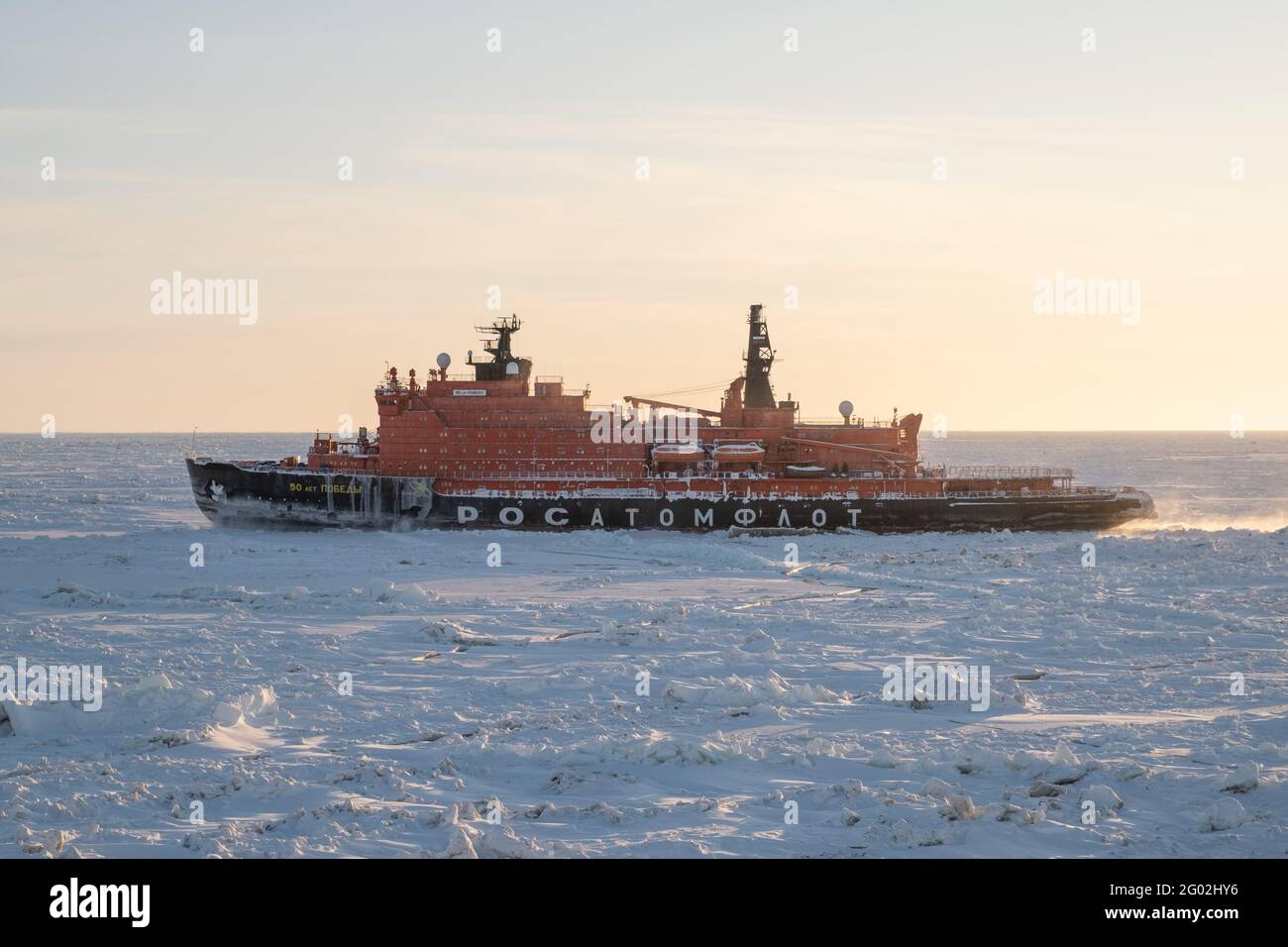 Sabetta, regione del Tyumen, Russia - 22 marzo 2021: Il rompighiaccio di Pobedy del 50 entra nel ciem. Foto Stock