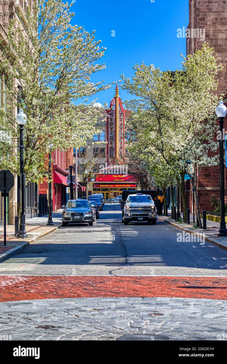 Vista su Mathewson Street da Westminster Street. Il Providence Performing Arts Center si trova alla fine della strada, in Weyboset Street. Foto Stock