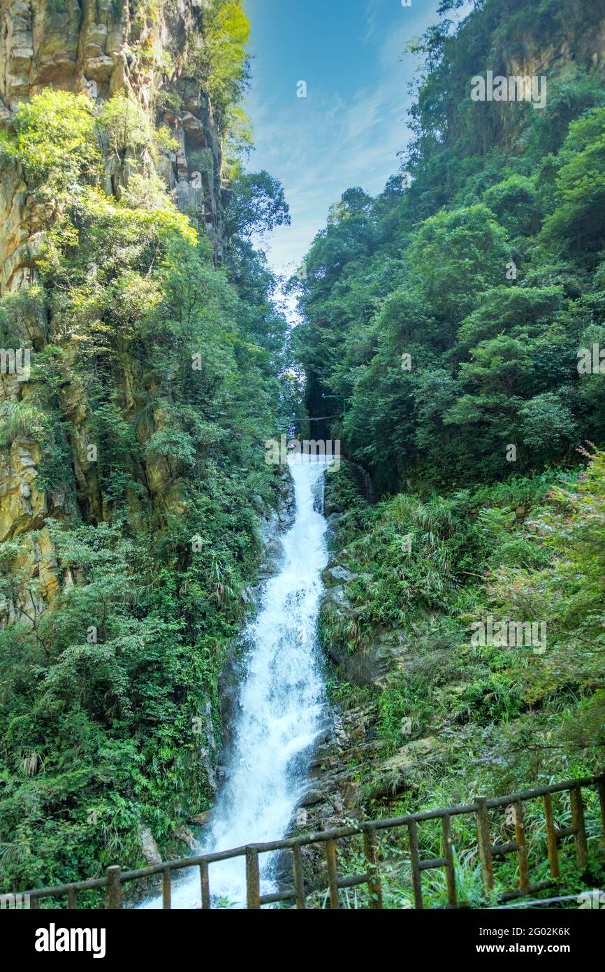Cascata vicino al lago Baofeng, Zhangjiajie, Hunan, Cina Foto Stock