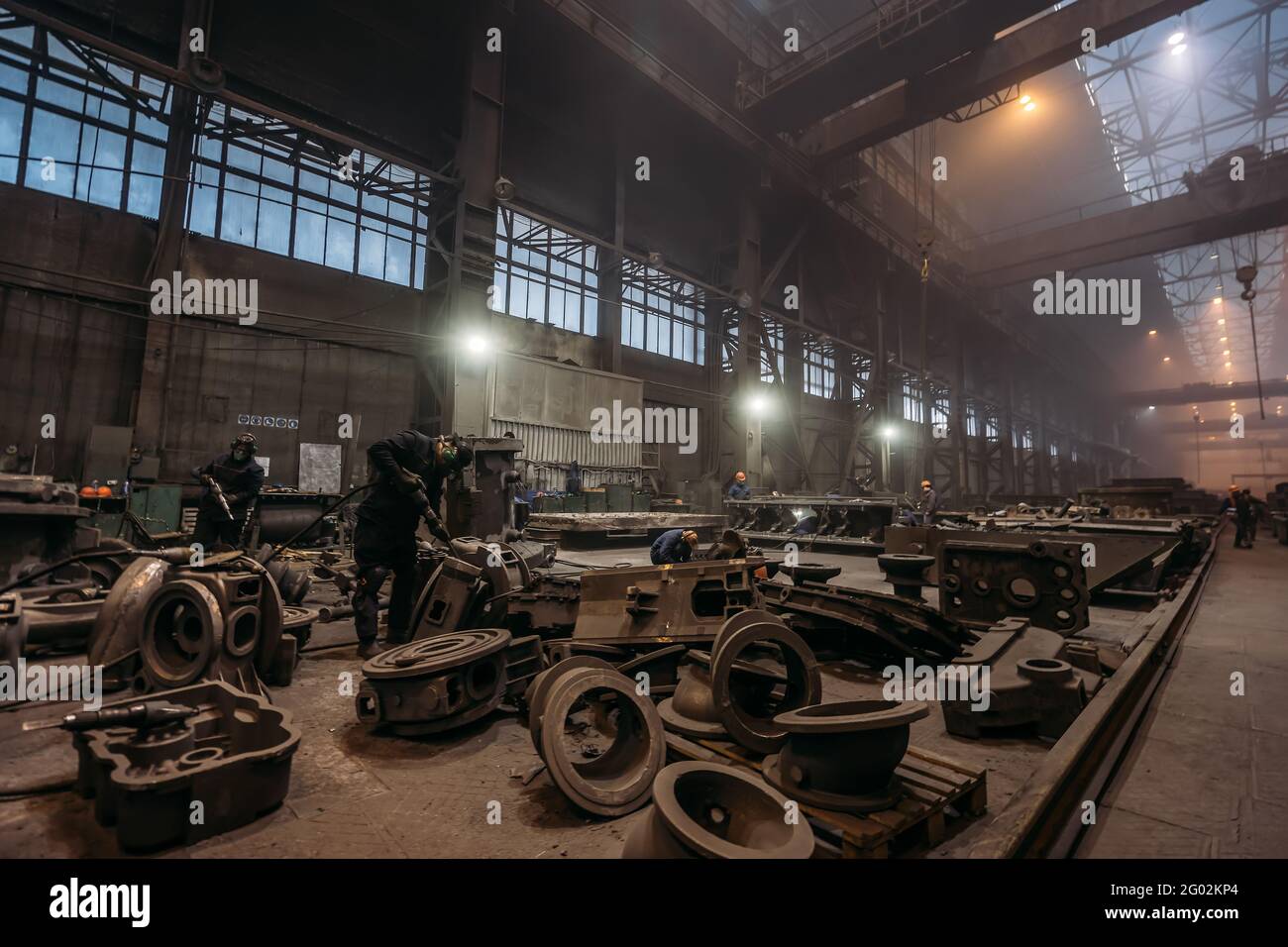 Interni di grandi dimensioni per la lavorazione dei metalli di prodotti finiti in ghisa presso gli impianti metallurgici dell'industria pesante. Foto Stock