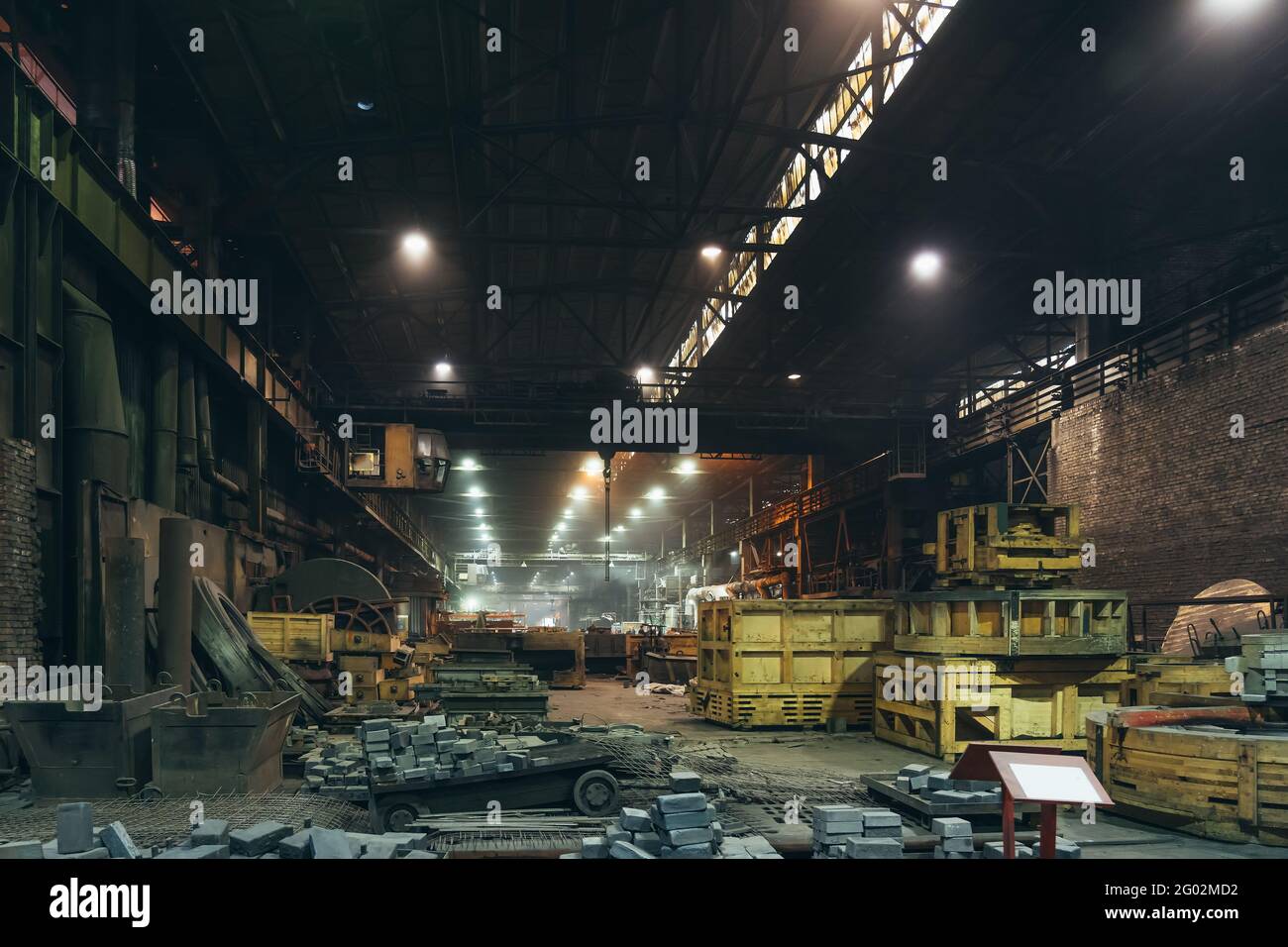 Interni di magazzini industriali senza personale, officine di fabbrica, industria pesante. Foto Stock