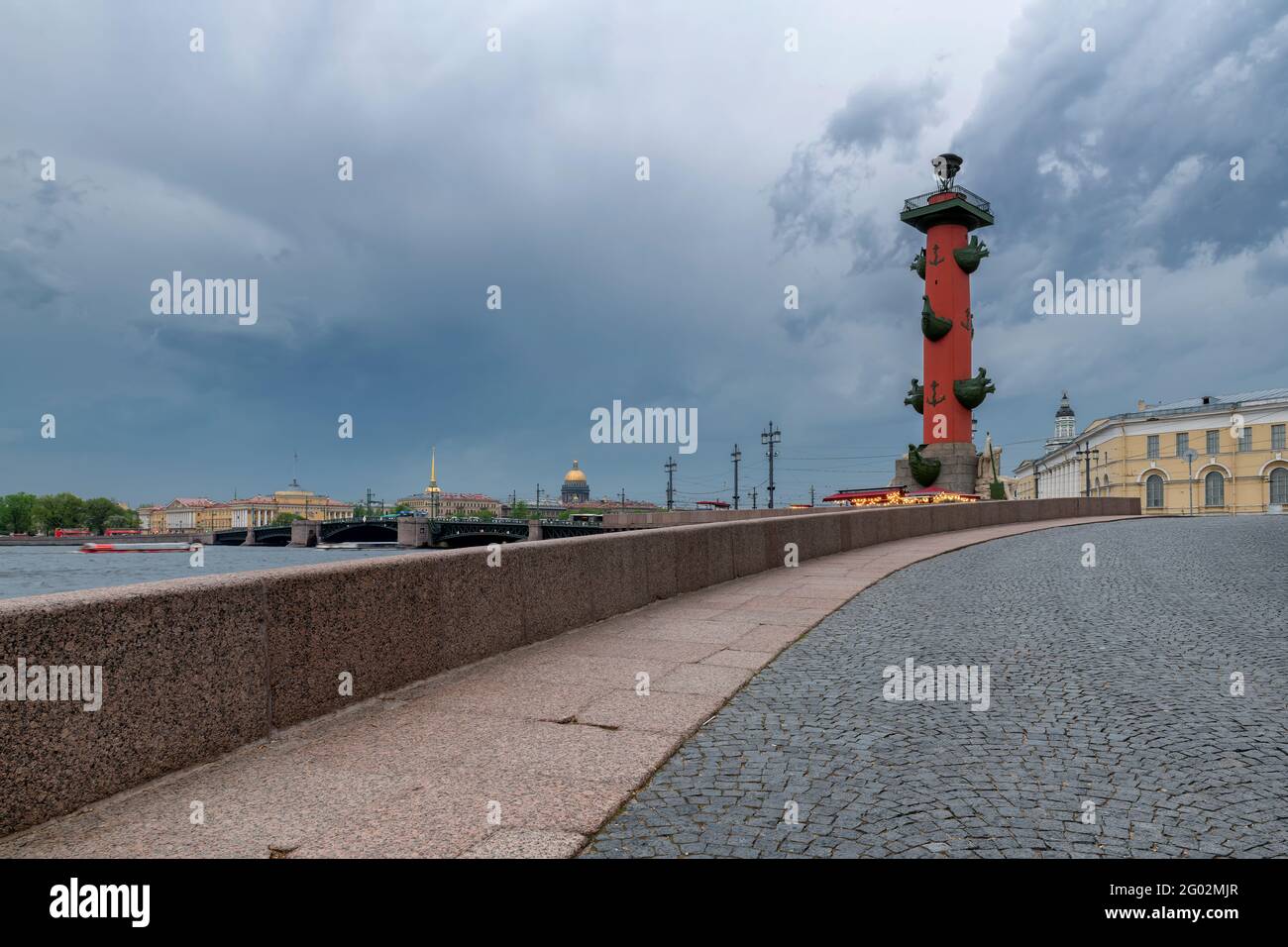 San Pietroburgo con il cielo drammatico in Russia. Foto Stock