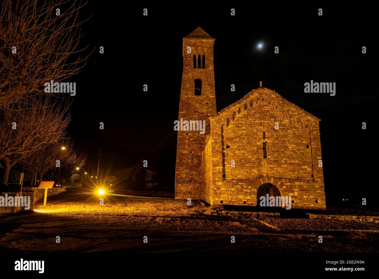 Chiesa romanica di Sant Climent de Coll de Nargó, di notte (Alt Urgell, Catalogna, Spagna, Pirenei) Foto Stock