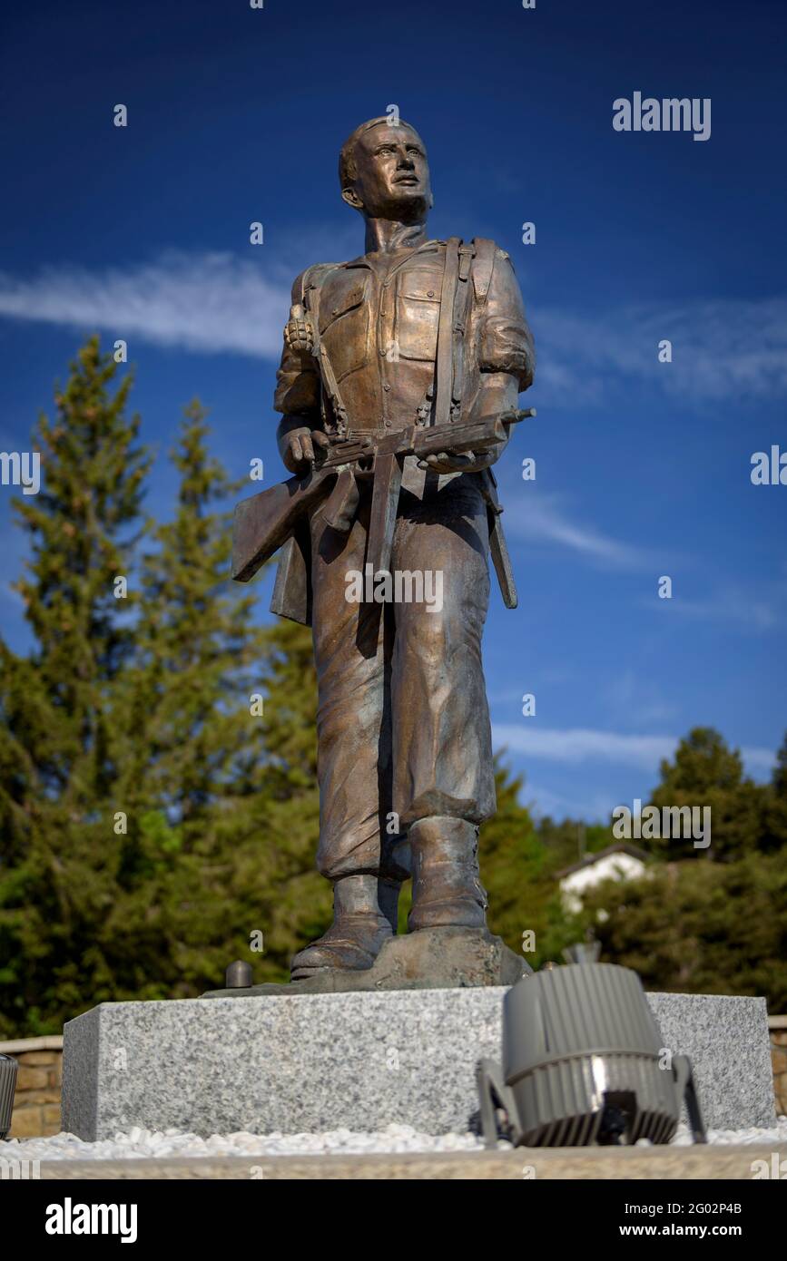 Scultura in una rotonda di accesso a Mont-Louis (Pirenei Orientali, Occitania, Francia) ESP: Escultura en una rotonda de acceso a Mont-Louis Foto Stock