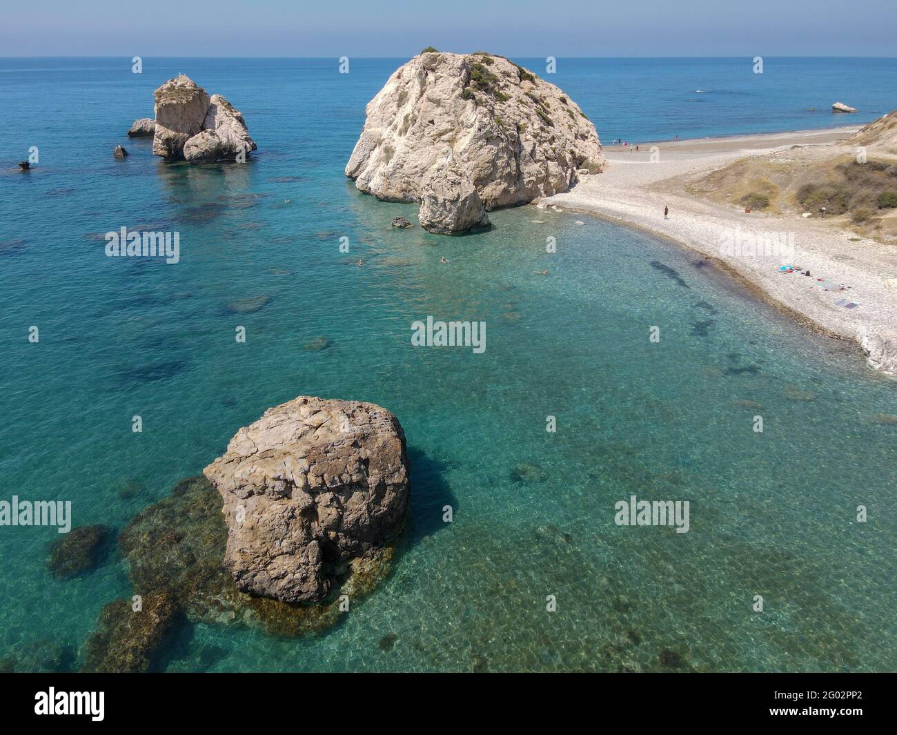 Vista sul drone della roccia e della spiaggia di Aphrodite su Cipro Foto Stock