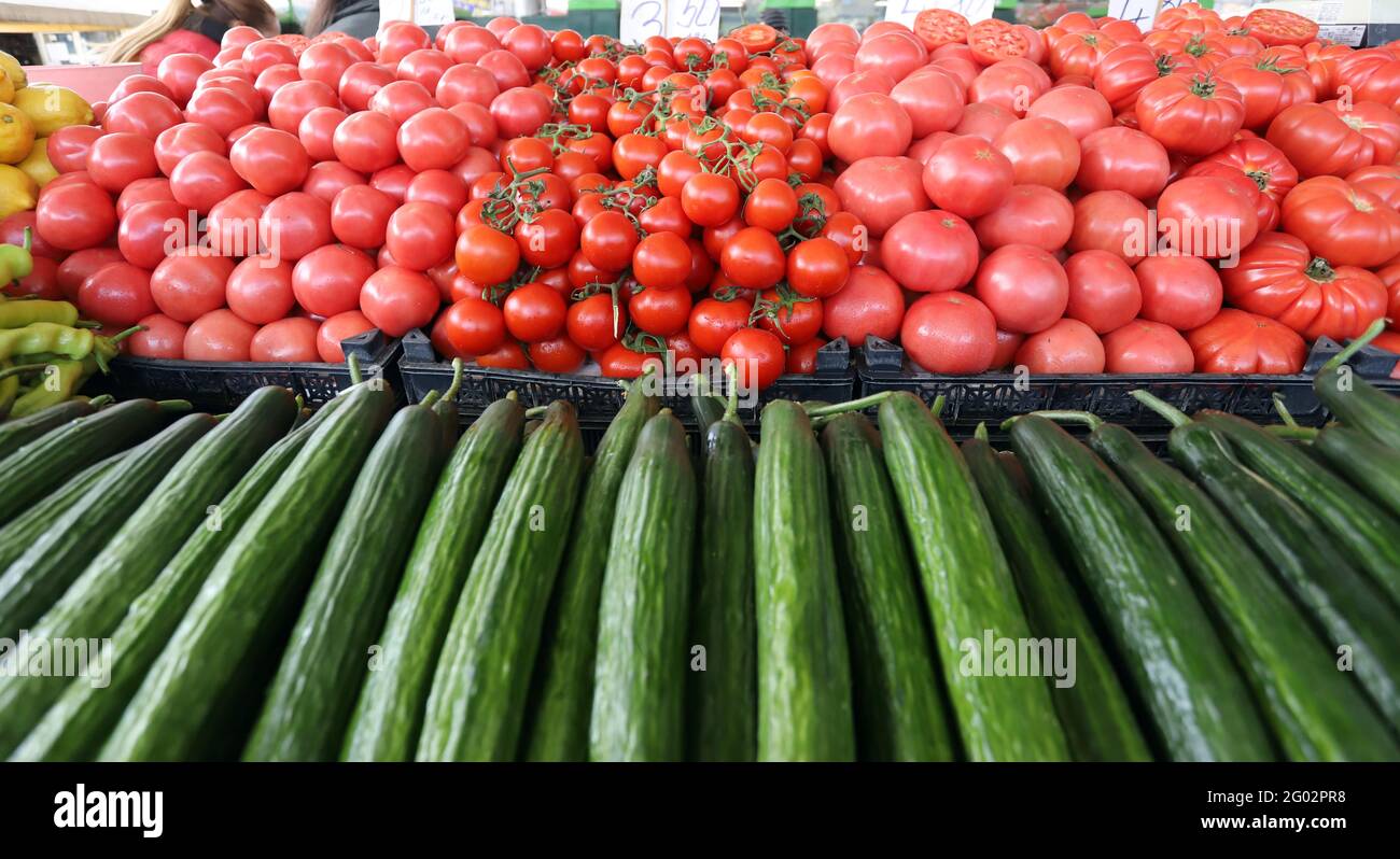 Pomodori ciliegini e pomodori rosa e cetrioli Foto Stock