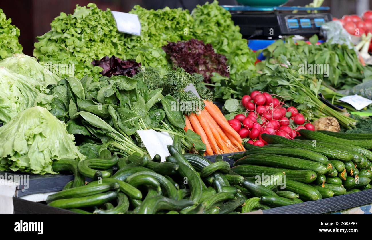 Varietà di verdure fresche su un mercato. Foto Stock