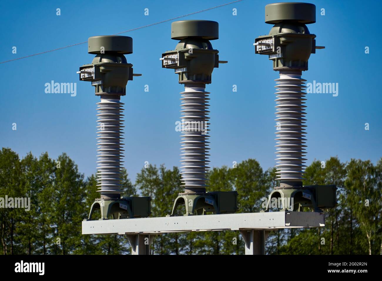 Installazione di nuovi isolatori e conduttori per una linea ad alta tensione in tutta la campagna vicino a Gifhorn, Germania Foto Stock