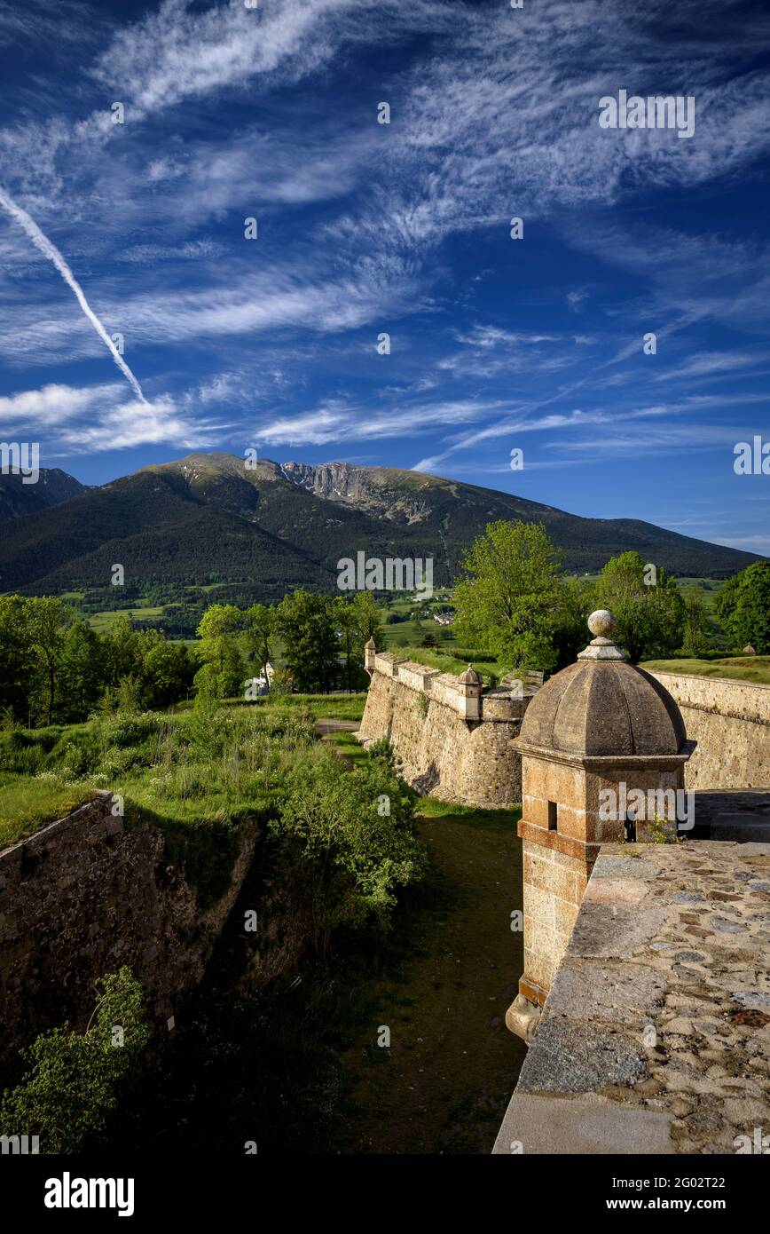 Vista dalla fortificazione di Vauban che mura la città di Mont-Louis (Pirenei Orientali, Occitania, Francia) Foto Stock