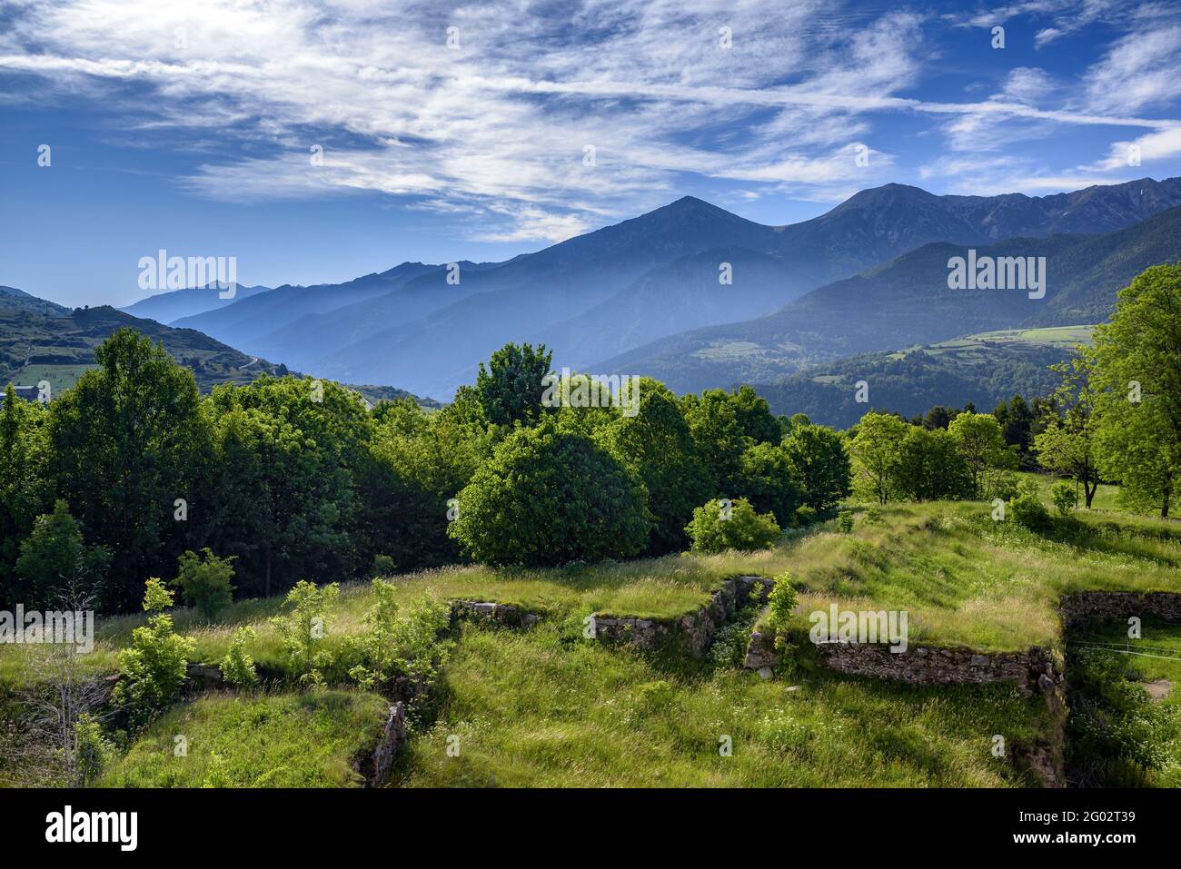 Vista dalla fortificazione di Vauban che mura la città di Mont-Louis (Pirenei Orientali, Occitania, Francia) Foto Stock