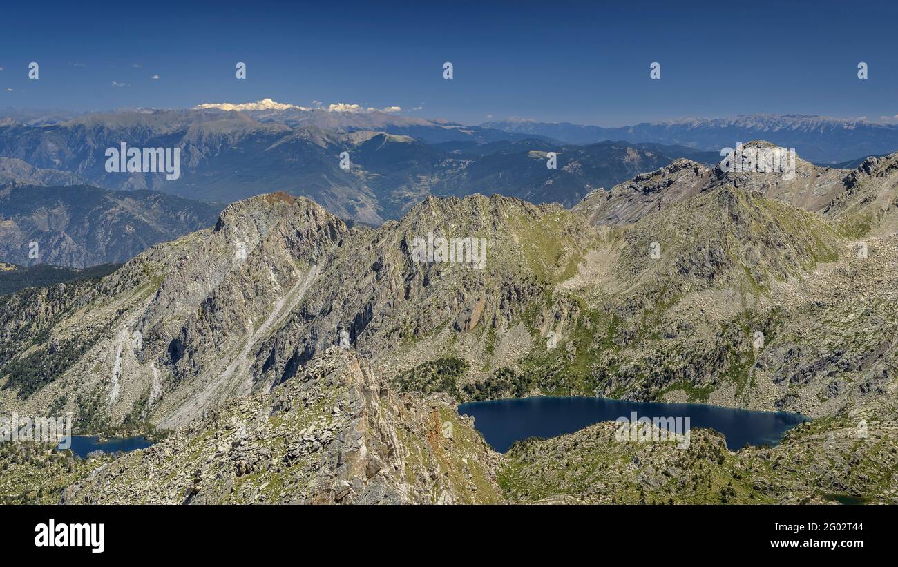 Vista dalla cima del Pic de Monestero (Parco Nazionale Aigüestortes i Estany de Sant Maurici, Catalogna, Spagna, Pirenei) Foto Stock