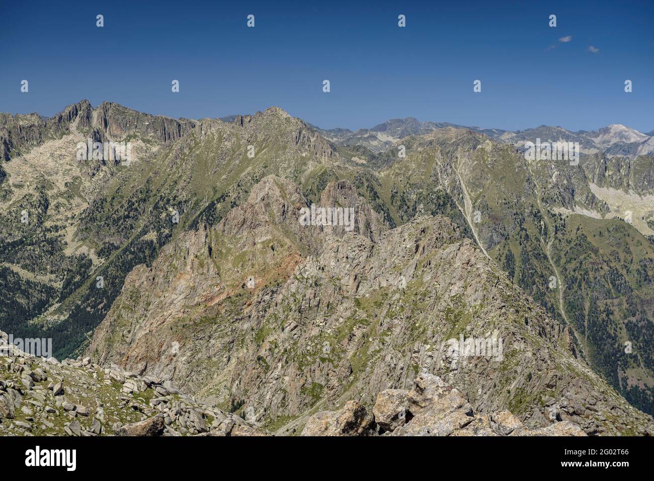 Vista dalla cima del Pic de Monestero (Parco Nazionale Aigüestortes i Estany de Sant Maurici, Catalogna, Spagna, Pirenei) Foto Stock