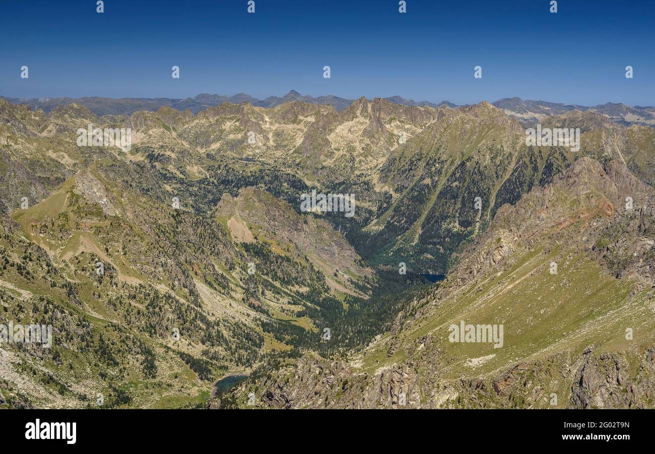 Vista dalla cima del Pic de Peguera (Parco Nazionale Aigüestortes i Estany de Sant Maurici, Catalogna, Spagna, Pirenei) Foto Stock