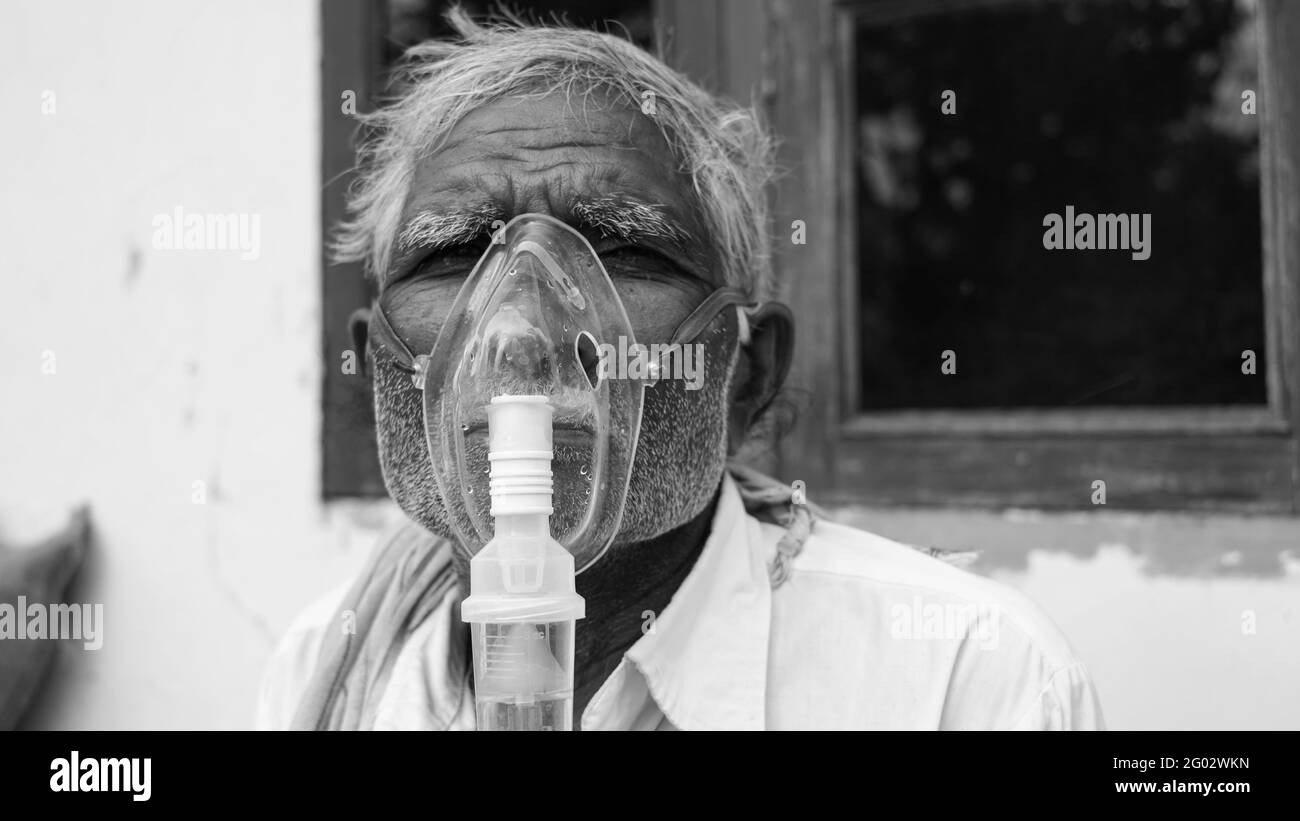 20 maggio 2021 - Reengus, Sikar, India. Fuoco selettivo su maschera di ossigeno o cannula di inalazione con alimentazione di ossigeno liquido. Colpo di closeup della maschera respiratoria liquida Foto Stock