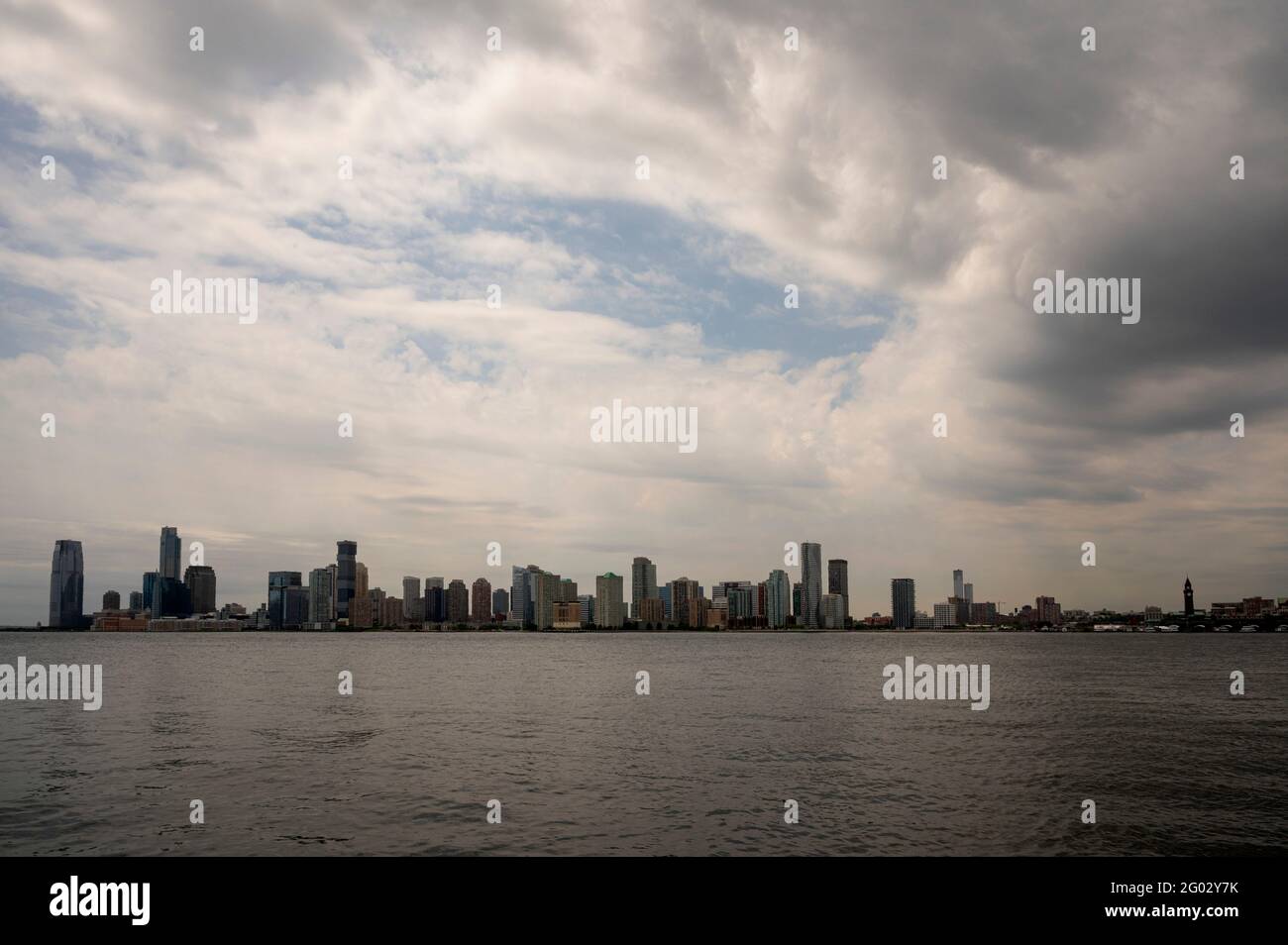 Jersey City e Hoboken, NJ skyline in una giornata nuvolosa Foto Stock