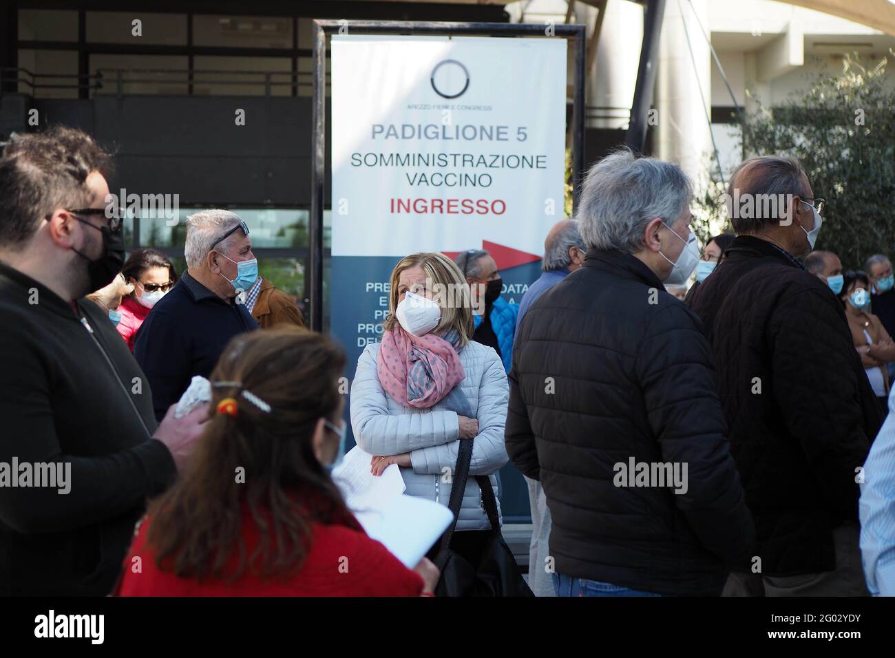 Italia, Regione Toscana, Arezzo, 25 aprile 2021 : emergenza Covid-19, campagna di vaccinazione per anziani (70-79 anni), ai padiglioni di Arezz Foto Stock