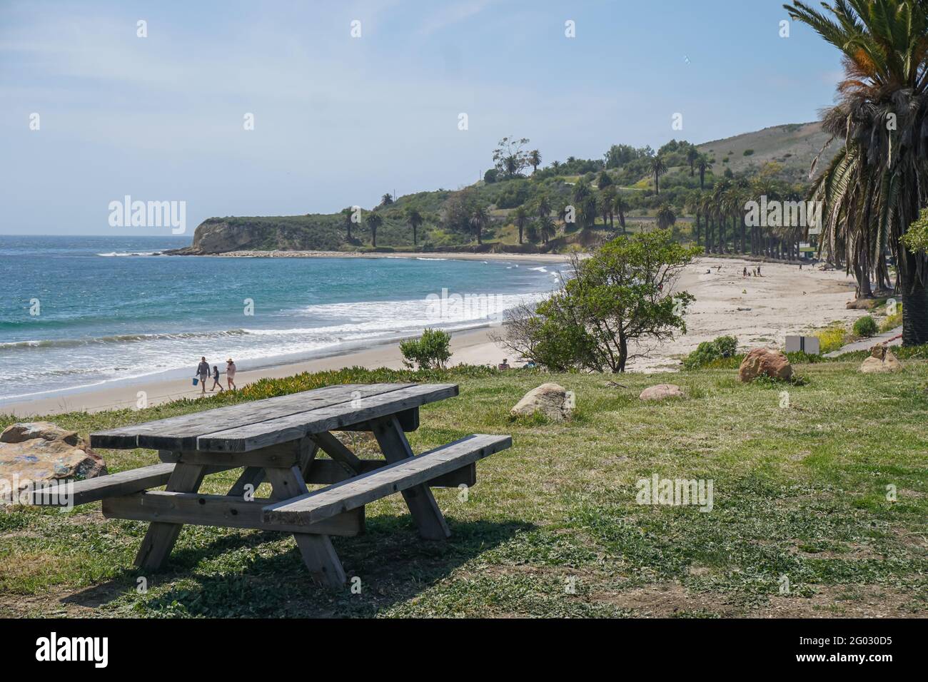 REFUGIO STATE BEACH, CALIFORNIA, STATI UNITI - 14 aprile 2021: Un tavolo da picnic siede su un pittoresco promontorio sopra Refugio state Beach a Santa Barbara Co Foto Stock