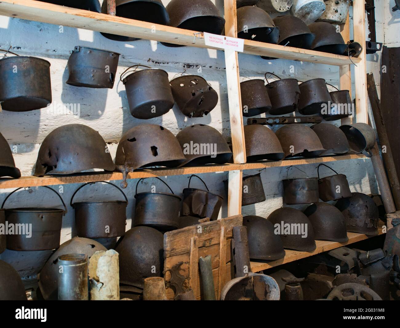 Zyndranowa, Polonia - 13 agosto 2017: Collezione di caschi, navi e altri accessori di guerra in metallo antico al museo della cultura Lemko Foto Stock