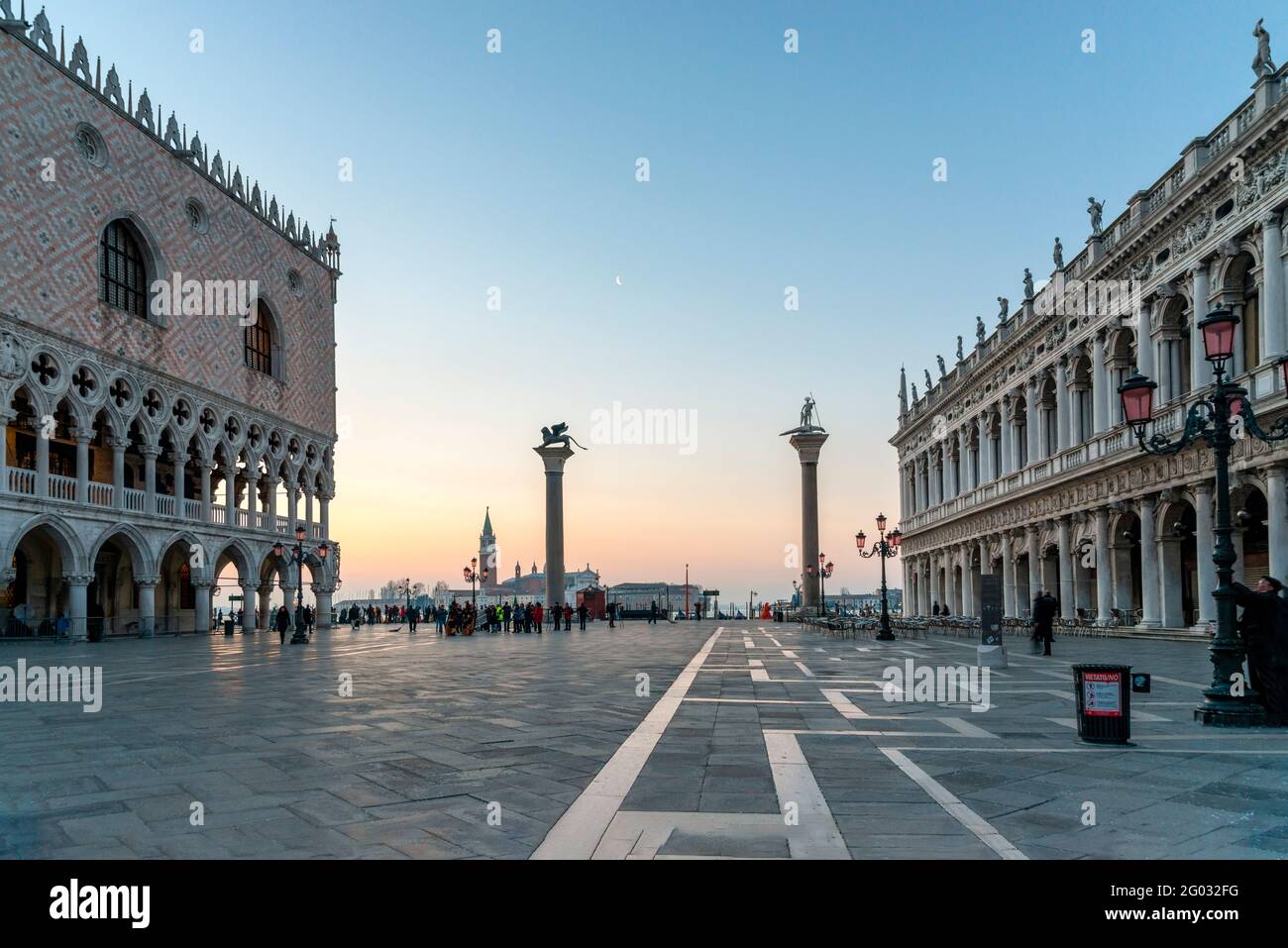 Vista mattutina di Piazza San Marco che mostra il Palazzo dei Dogi e la Biblioteca di Venezia. Foto Stock