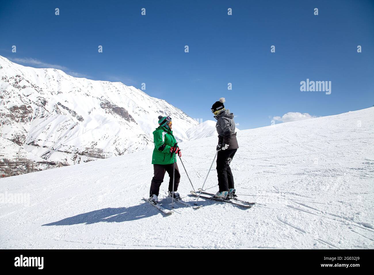 Skifahren a Darbandsar im Iran Foto Stock