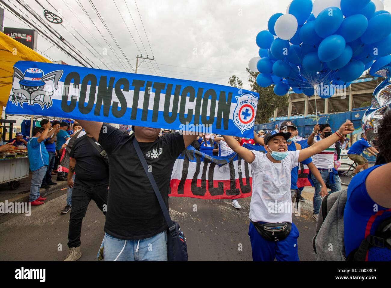 Città del Messico, Messico. 30 maggio 2021. CITTÀ DEL MESSICO, MESSICO -  MAGGIO 30: I tifosi di Cruz Azul si incontrano fuori dallo stadio Azteca  per sostenere la loro squadra, durante la
