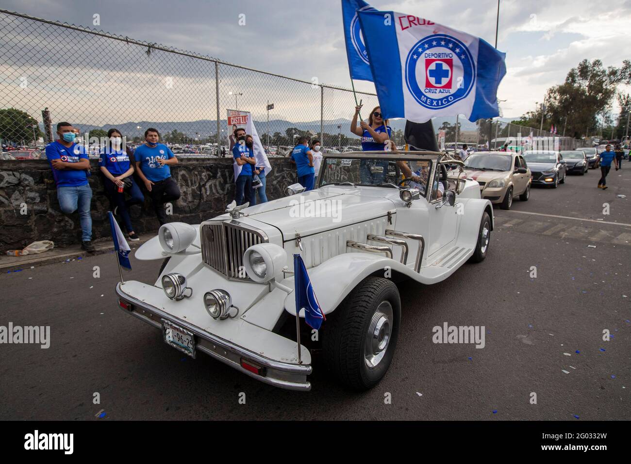 CITTÀ DEL MESSICO, MESSICO - MAGGIO 30: I tifosi di Cruz Azul si incontrano  fuori dallo stadio Azteca per sostenere la loro squadra, durante la finale  del Torneo di chiusura della Lega
