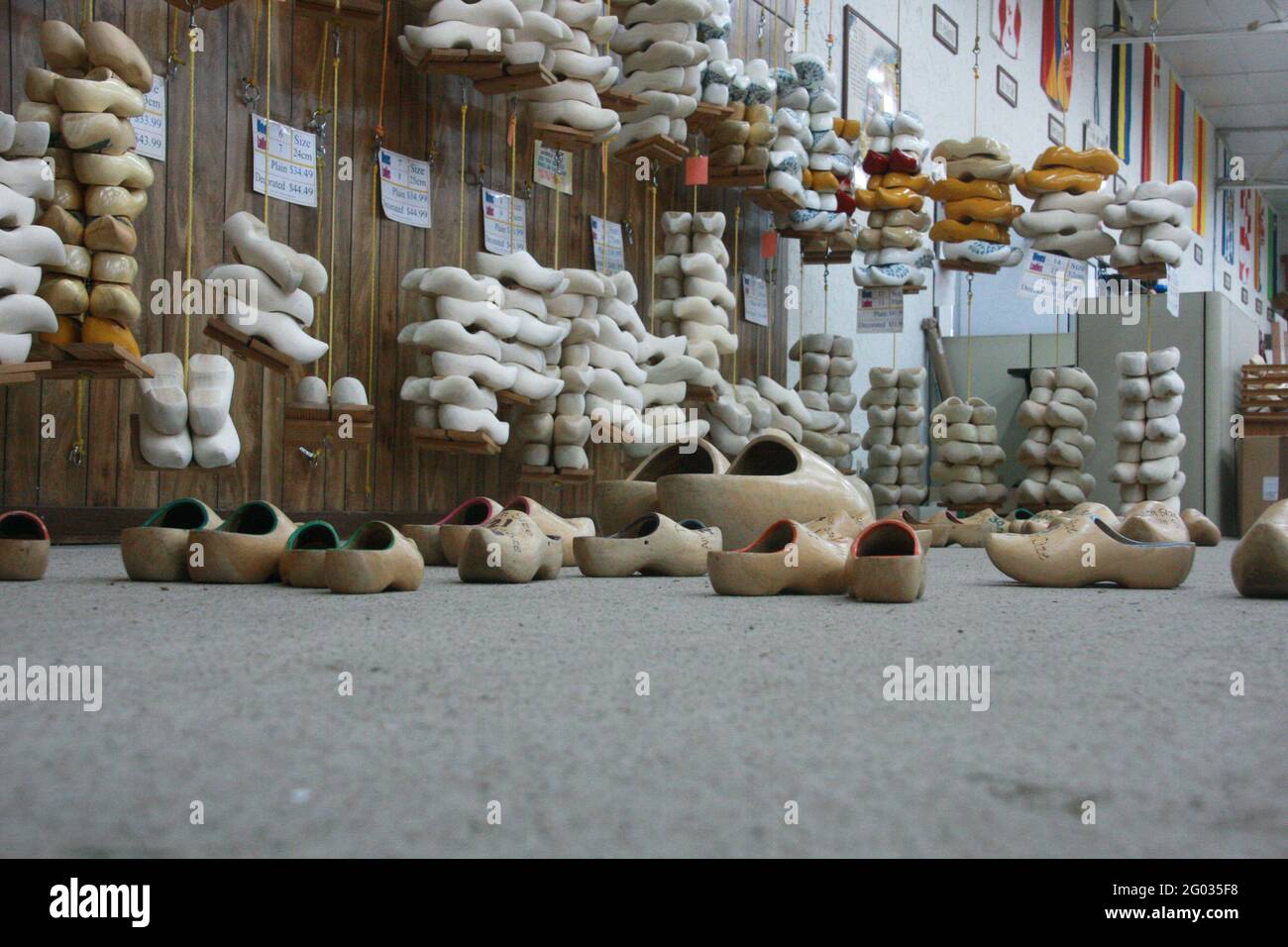 Olanda, MI, Stati Uniti. Scarpe tradizionali in legno olandese in vendita presso la fabbrica De Klomp Wooden Shoe and Delft. Foto Stock