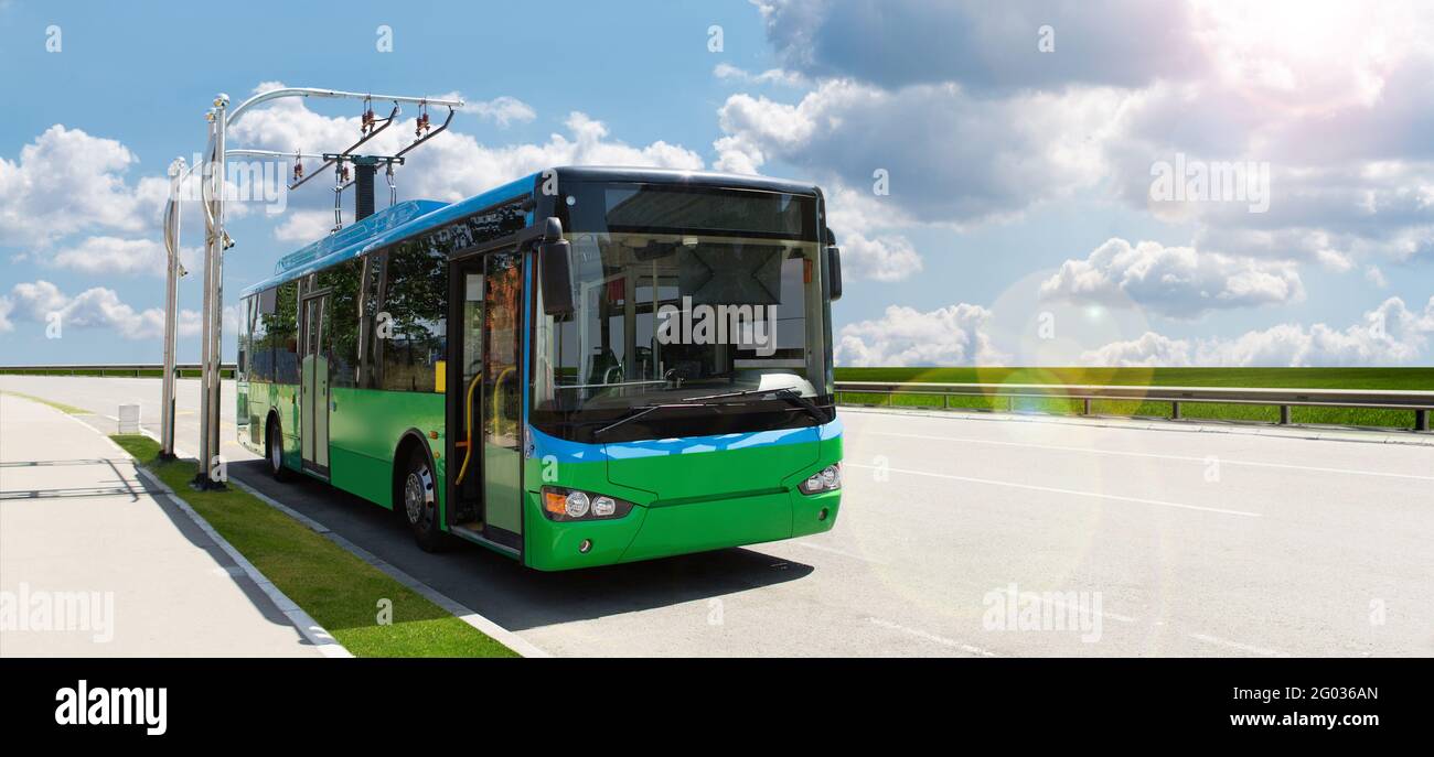 Il bus elettrico a una fermata è a pagamento da pantografo Foto Stock