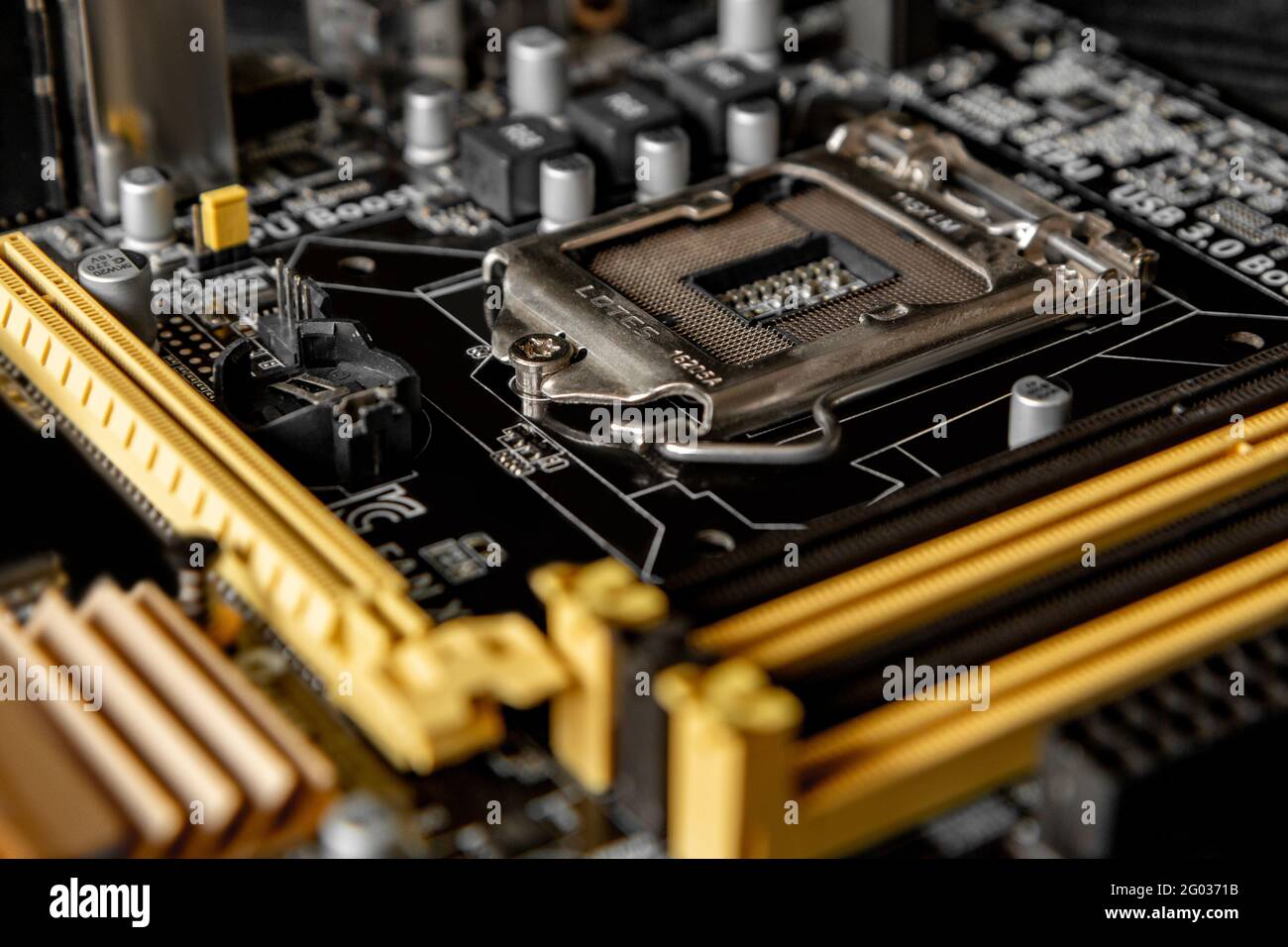 Parte della scheda madre con un socket del processore e altro connettori per alloggiare moduli aggiuntivi Foto Stock