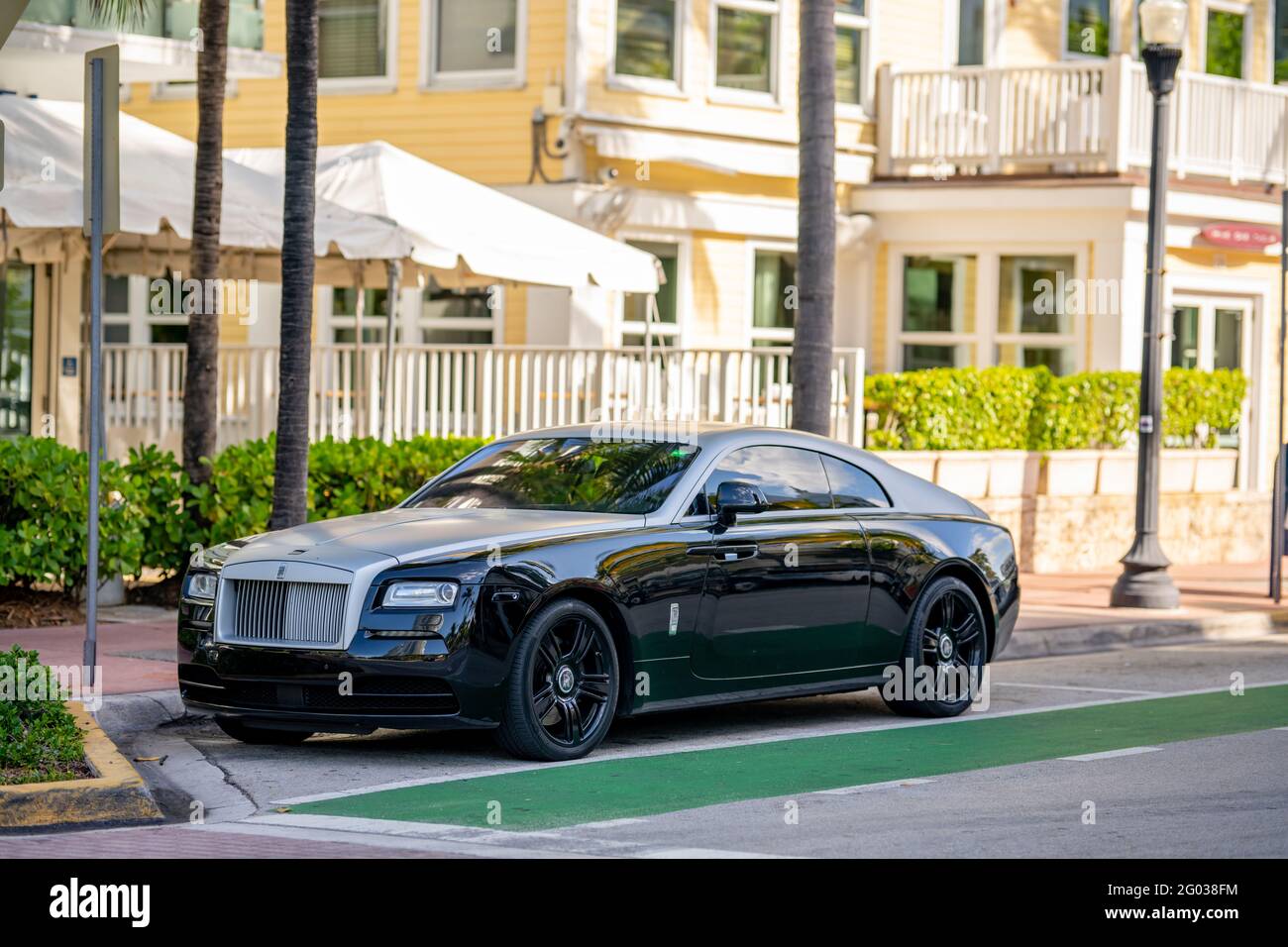 Miami Beach, FL, USA - 29 maggio 2021: Foto di una Rolls Royce parcheggiata a Miami Beach da una pista ciclabile Foto Stock