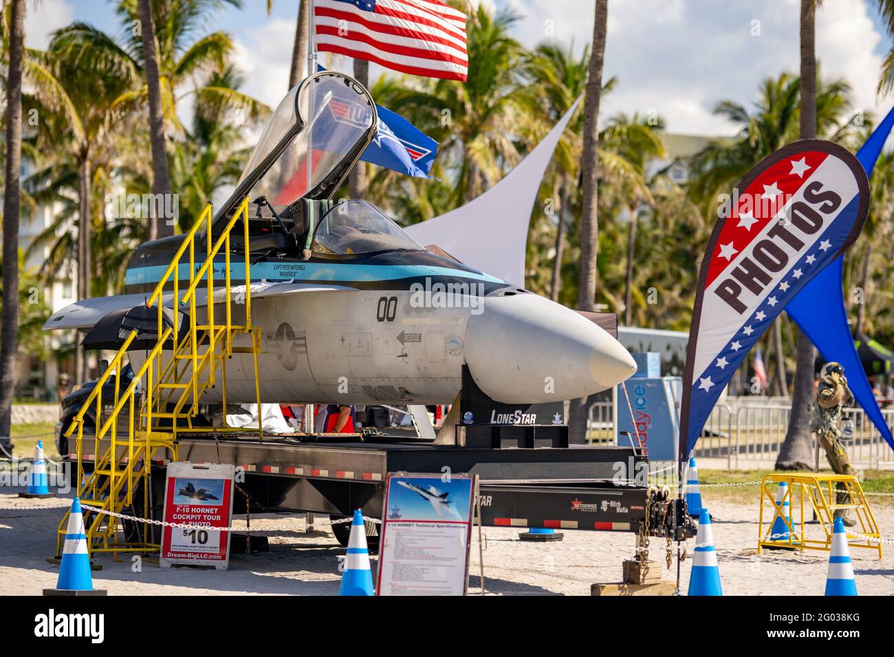 Miami Beach, FL, USA - 29 maggio 2021: Esperienza di caccia al jet cocpit al Miami Beach Air and Sea Show Foto Stock