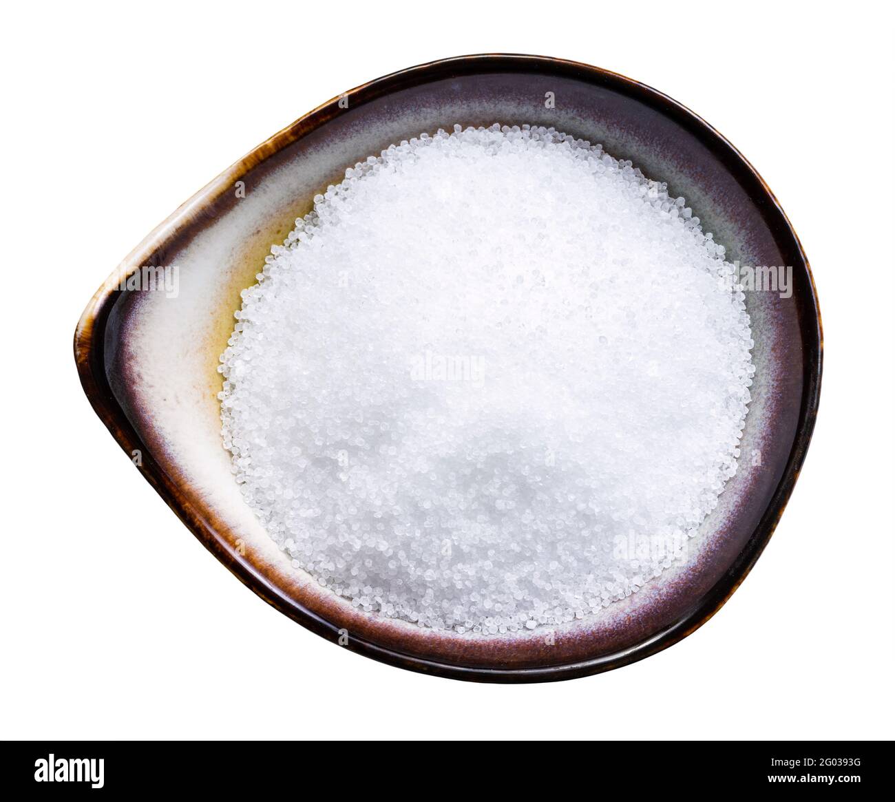 vista dall'alto del dolcificante zuccherino fruttosio in recipiente in ceramica isolato su sfondo bianco Foto Stock