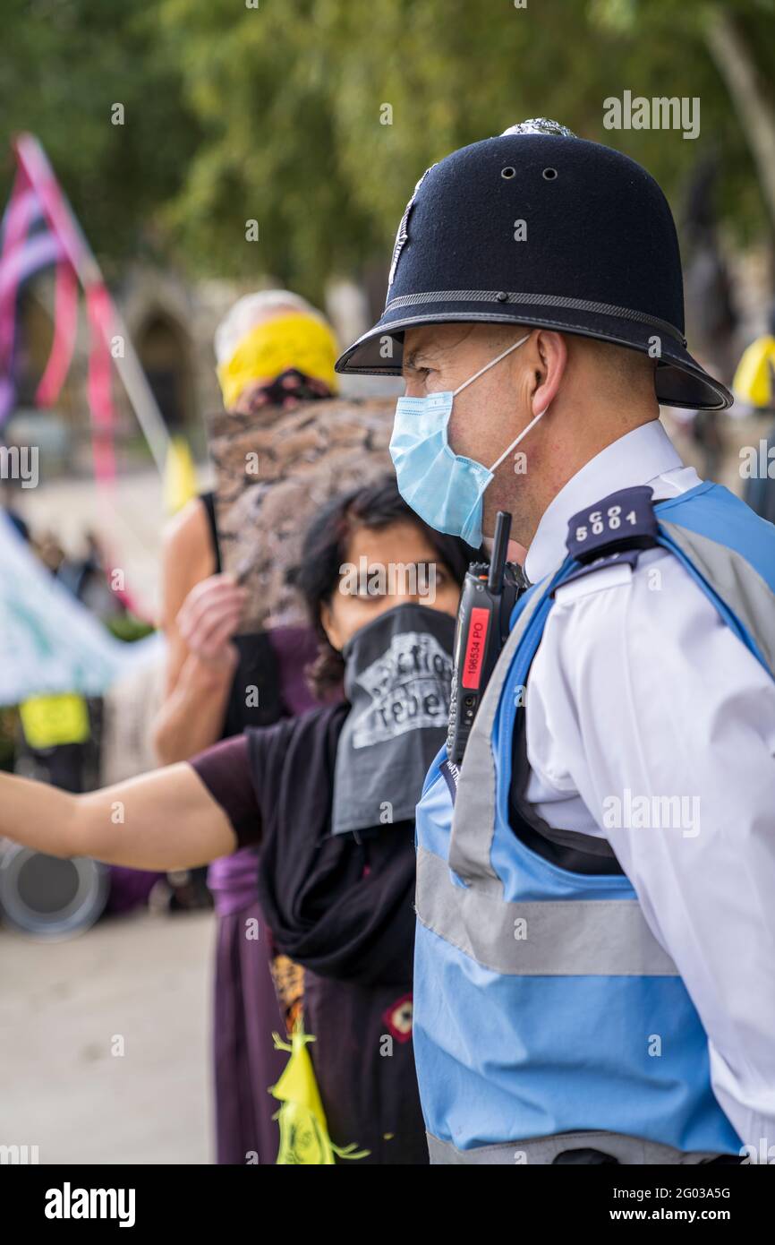 Circa settembre 2020: Gli ufficiali di collegamento della polizia metropolitana interagiscono con i dimostranti durante una protesta della ribellione estinzione a Piazza del Parlamento. Foto Stock