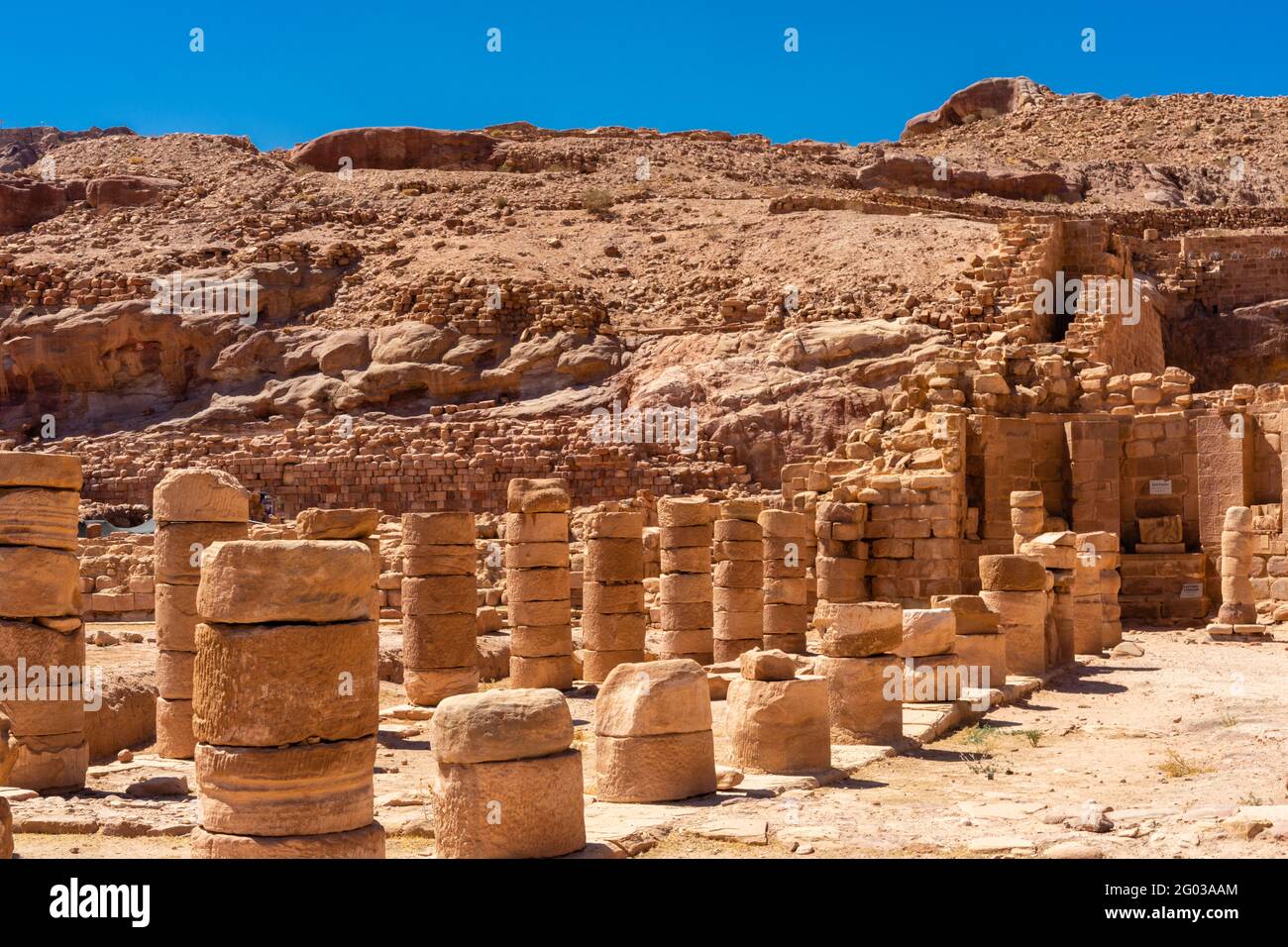 Colonnato che conduce a est esedra in grande tempio, sito archeologico di petra, giordania Foto Stock