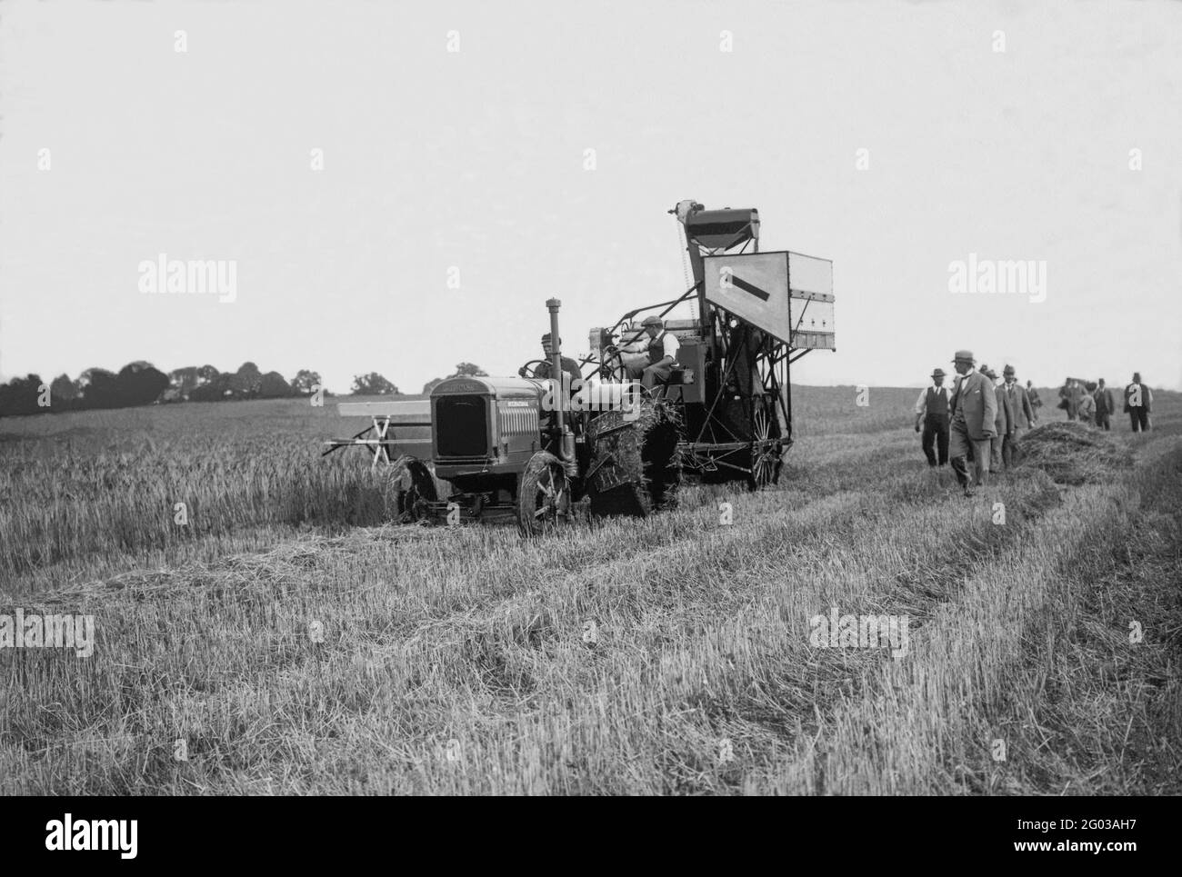 LA MIETITREBBIA dietro il trattore nell'agricoltura svedese è stata una delle principali interruzione tendenza Foto Stock