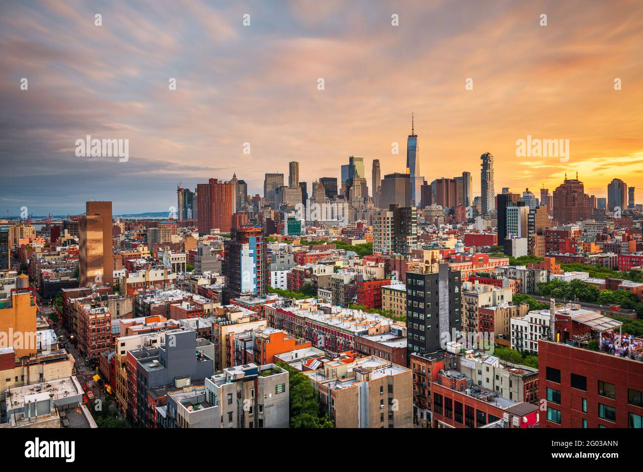 New York, New York, USA la parte inferiore di Manhattan skyline della città vista sul tetto al tramonto. Foto Stock