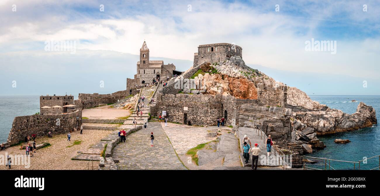 Vista panoramica della chiesa di San Pietro e della piazza Spallanzani. La chiesa cattolica romana di fronte al Golfo dei Poeti, fu consacrata nel 1198. Foto Stock