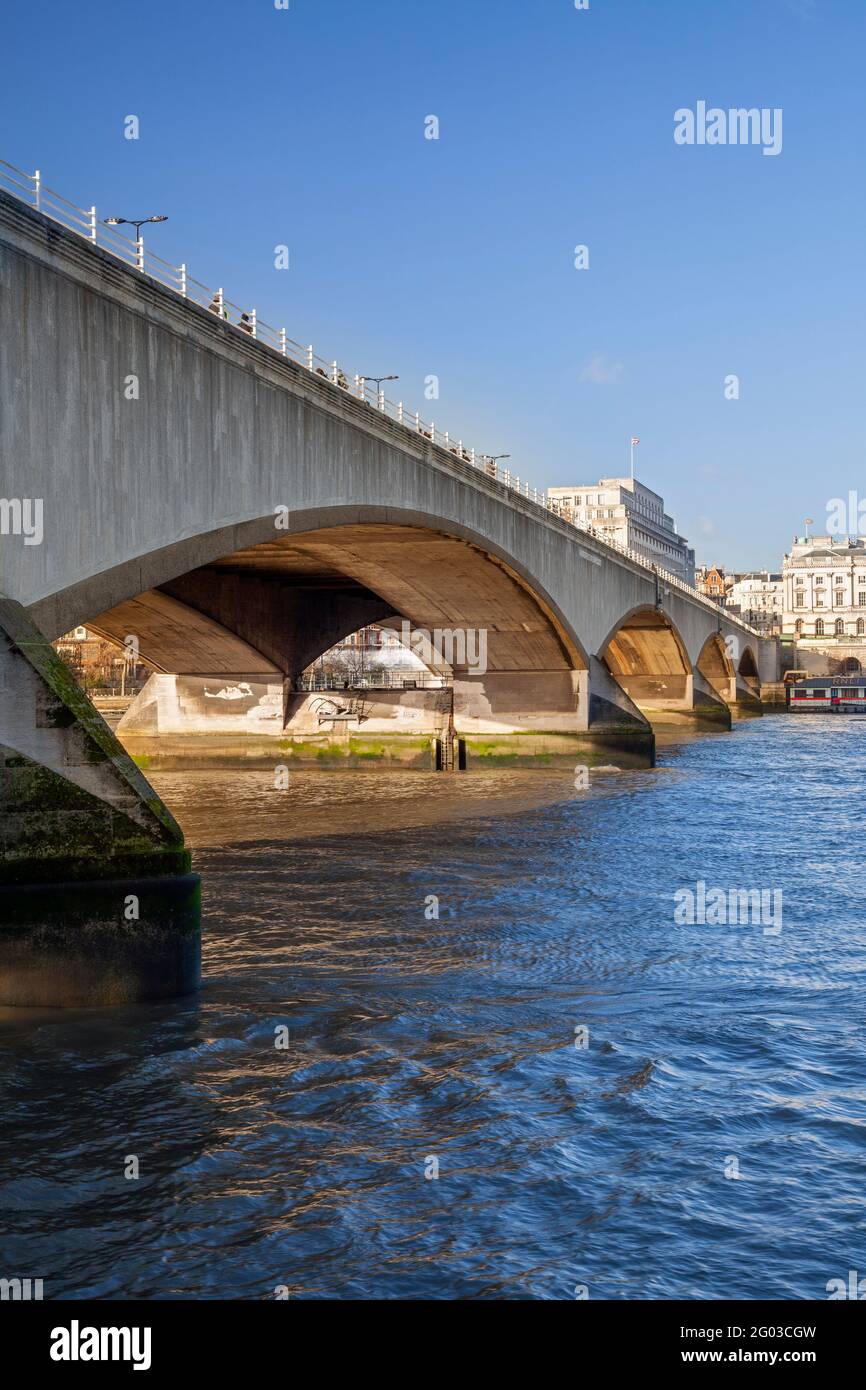 Regno Unito, Inghilterra, Londra, fiume Tamigi con il ponte Waterloo da South Bank Foto Stock