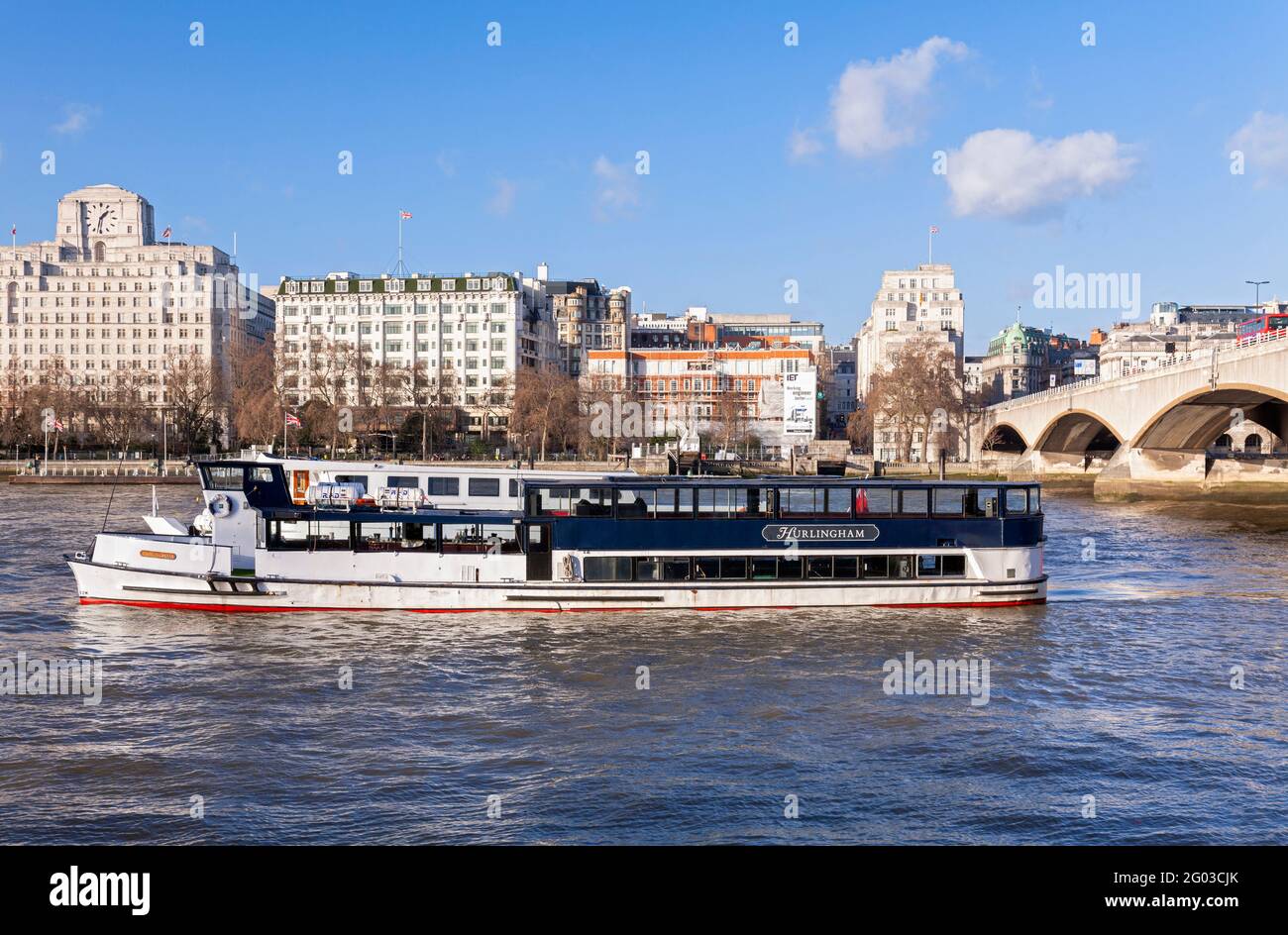 Regno Unito, Inghilterra, Londra, Tamigi e Pleasure Boat 'Hurlingham' ormeggiati vicino al ponte di Waterloo Foto Stock