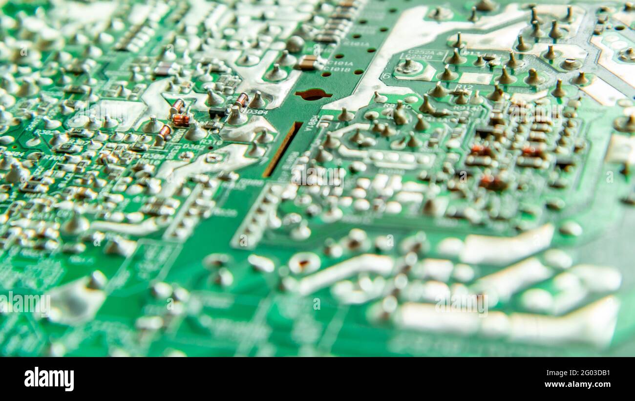 Scheda elettronica a circuito stampato con contatti saldati sul retro lato delle parti Foto Stock