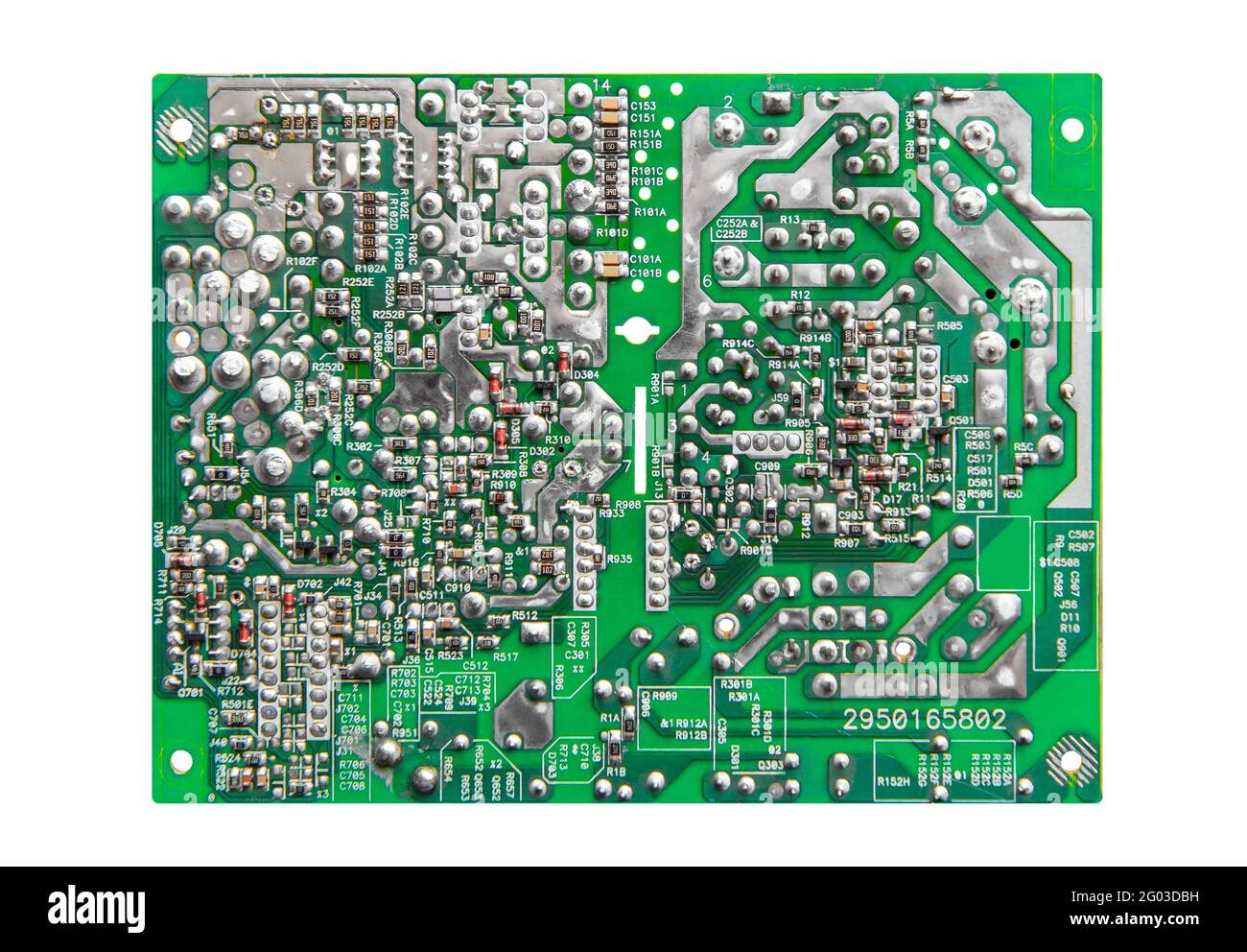 Scheda elettronica a circuito stampato con contatti saldati sul lato inverso delle parti. Isolato su sfondo bianco. Foto Stock