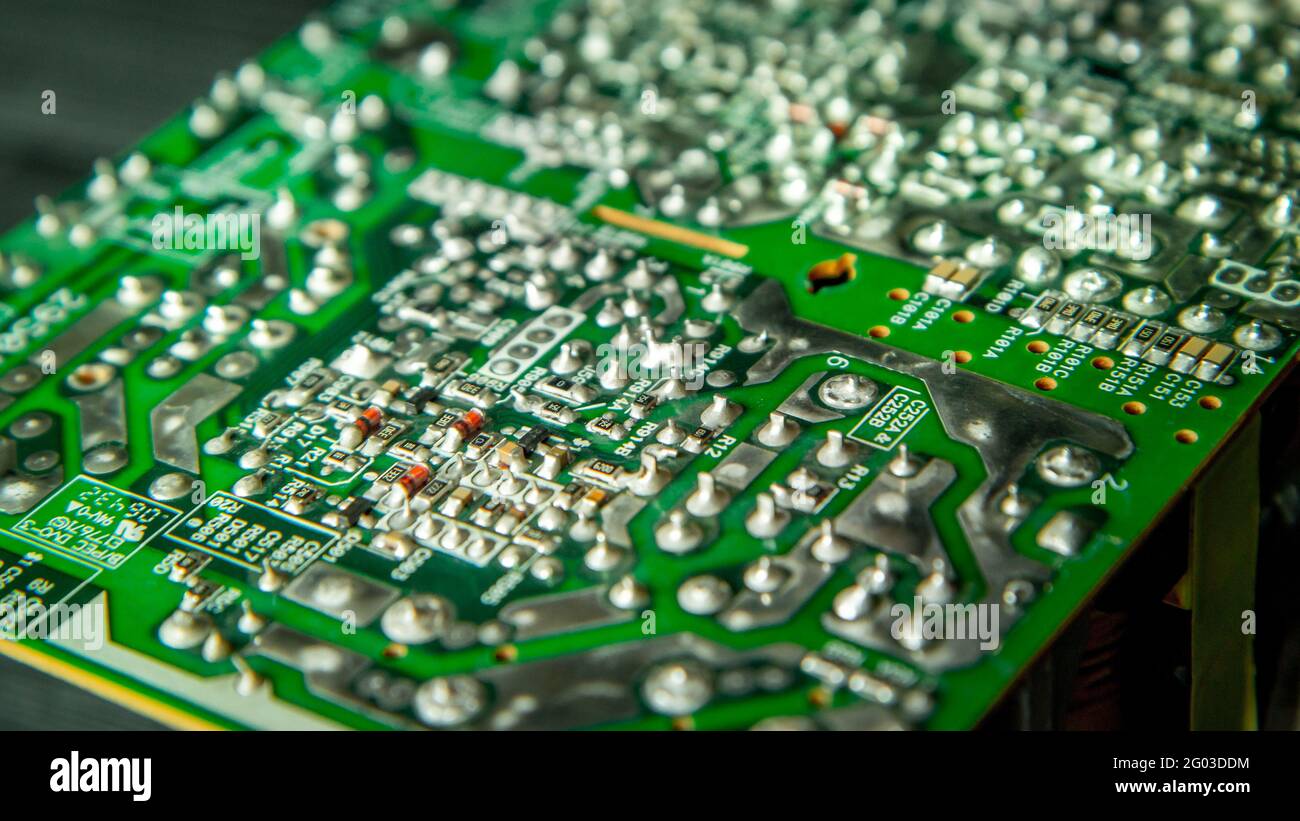 Scheda elettronica a circuito stampato con contatti saldati sul retro lato delle parti Foto Stock