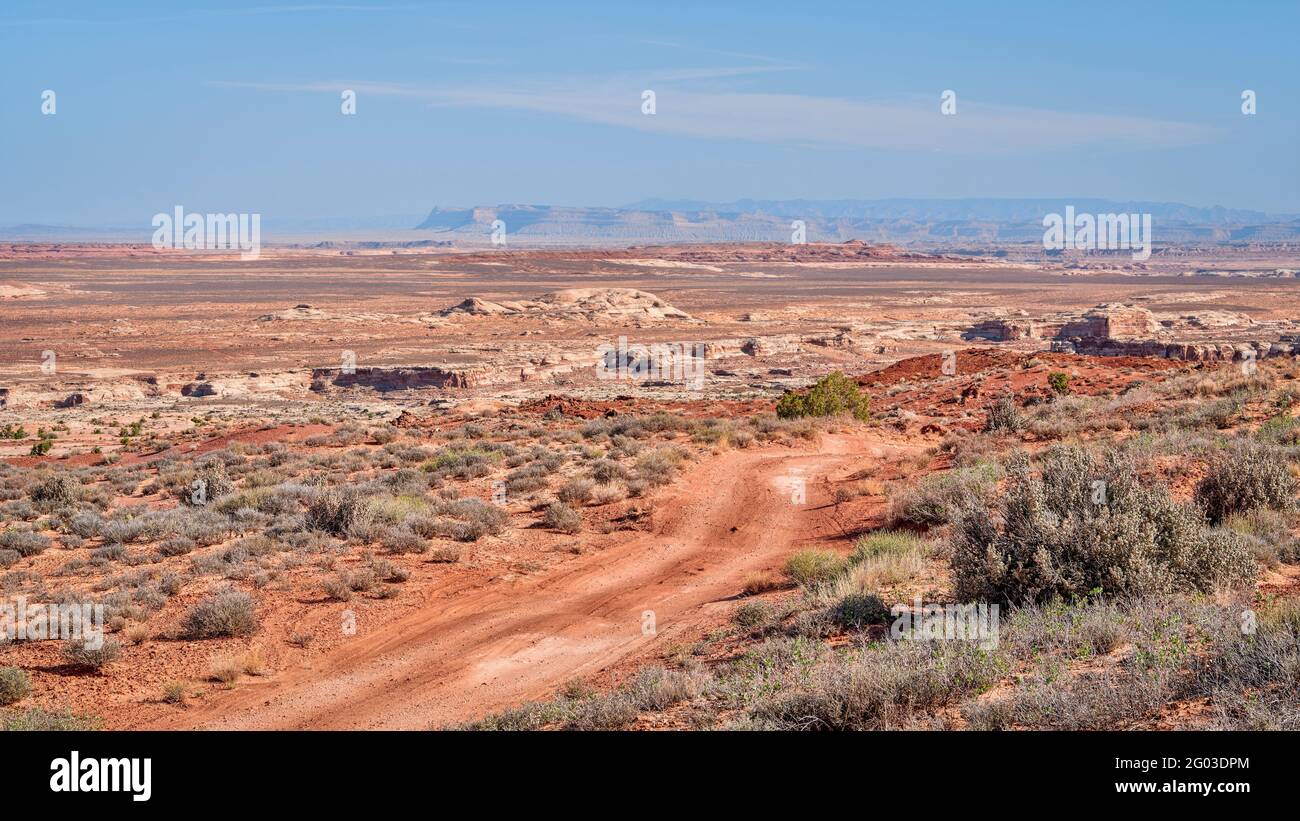 Desert dirt Road nella zona di San Rafael Swell, Utah, viaggi fuoristrada e concetto di ricreazione Foto Stock