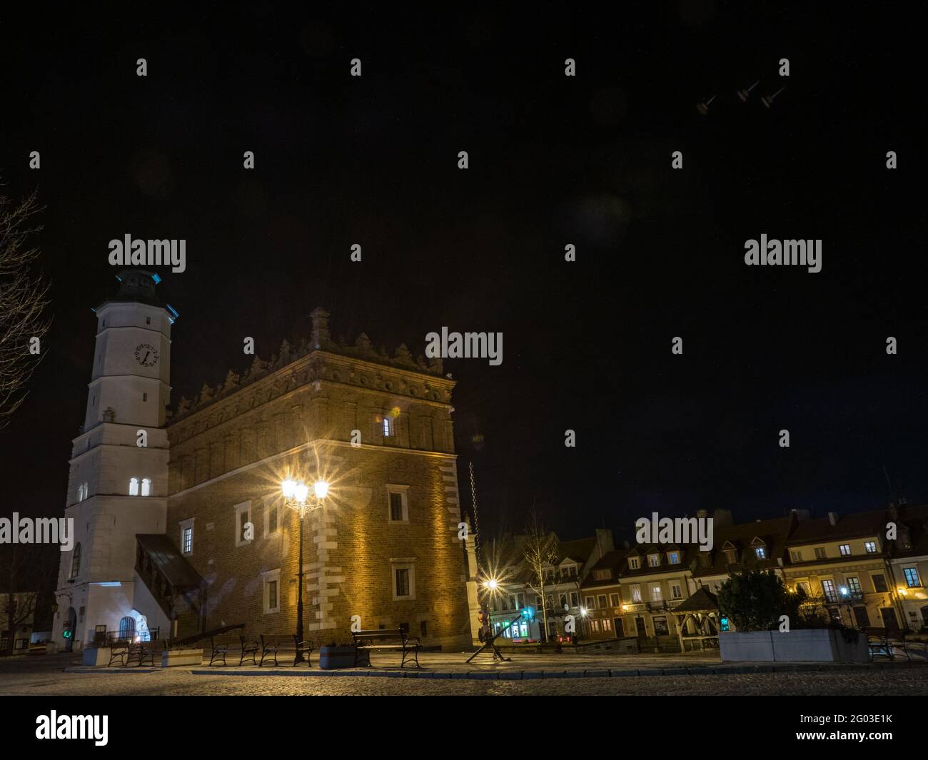 Sandomierz, Polonia - 17 Febbraio 2020: Vista notturna alla Piazza del mercato con il Municipio. Sandomierz è una delle più antiche e storicamente più importanti Foto Stock